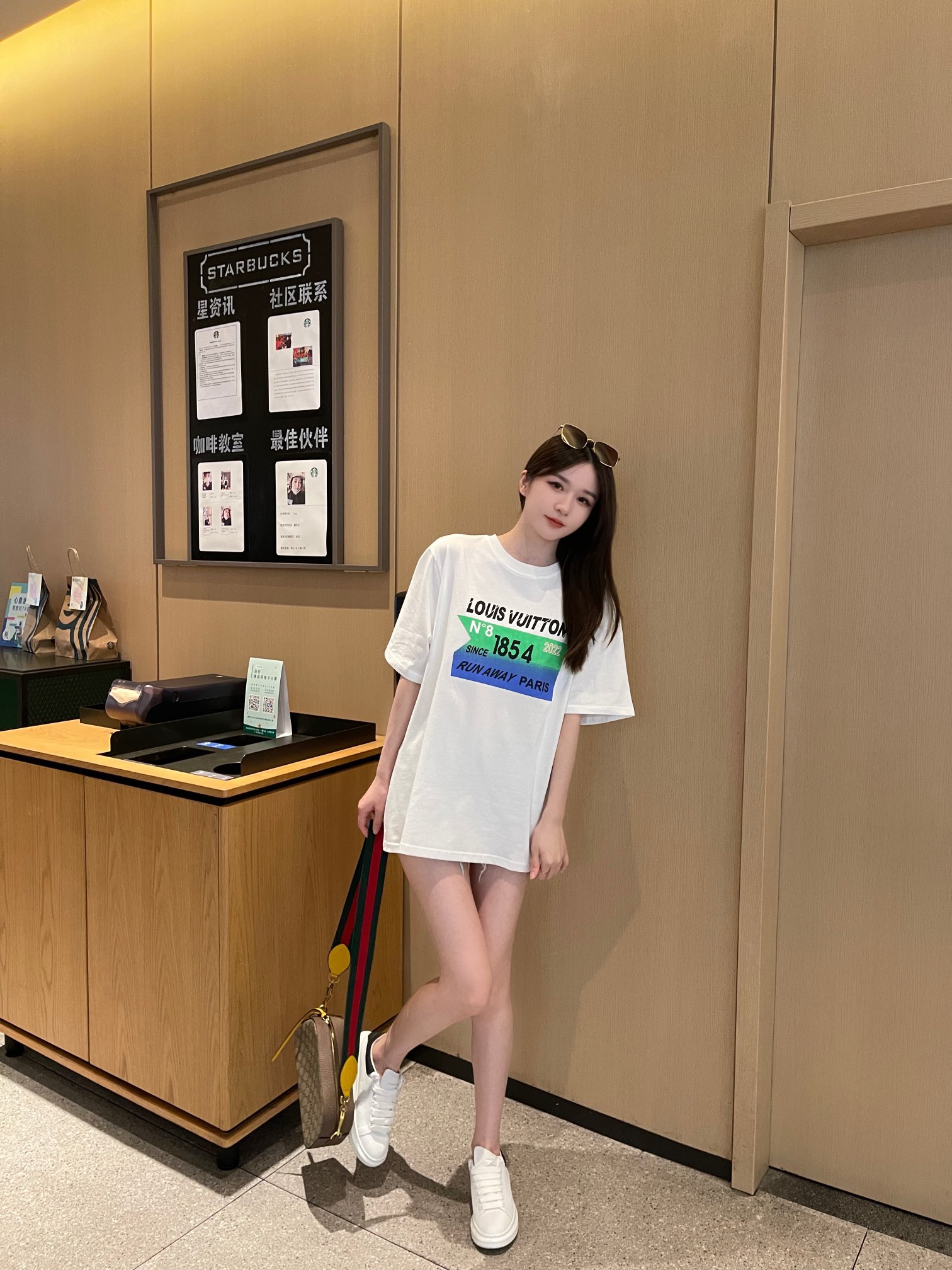 上身素材# Louis Vutton/路易威登 LV 22SS字母LOGO夏日情侣款短袖T恤