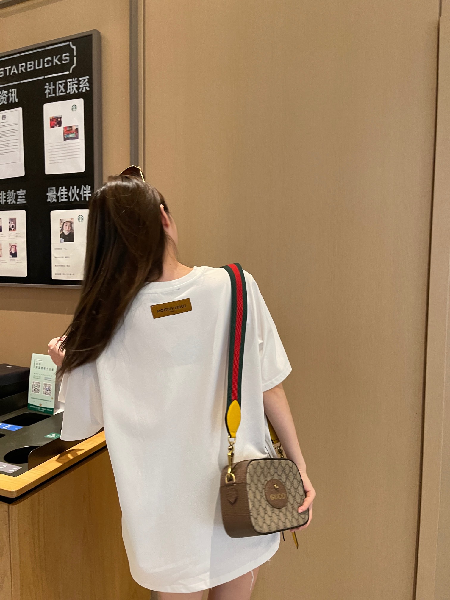 上身素材# Louis Vutton/路易威登 LV 22SS字母LOGO夏日情侣款短袖T恤