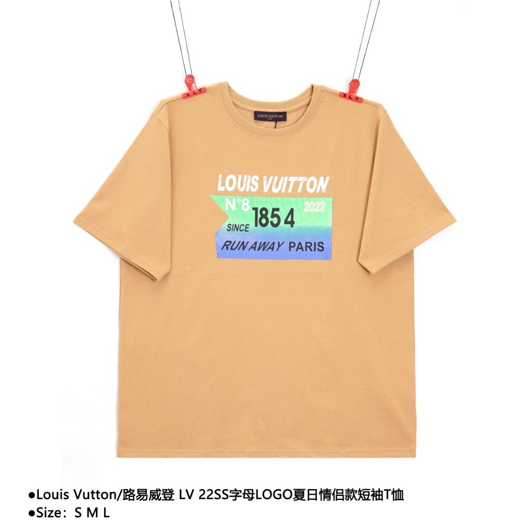 💰130
Louis Vutton/路易威登 LV 22SS字母LOGO夏日情侣款短袖T恤
Size：S M L

2022夏季渠道限定款 经典字母T恤 还是让人眼前一亮的！客供高克重针织棉布料精心制作 厚实垂坠质感，吸湿透气，档次感直接拉满 面料自带挺括感，上身非常有型显精神 经典V字母logo标识，鲜明撞色对比，不经意间突显出品牌属性，与白色衣身相得益彰，展现出夏日的清爽干净的穿搭，又不单调枯燥，有细节。一始既往的宽松OS版型裁剪，俐落得体的造型感 男生女生都能轻松驾驭！

款式编号：CC-5605605614
