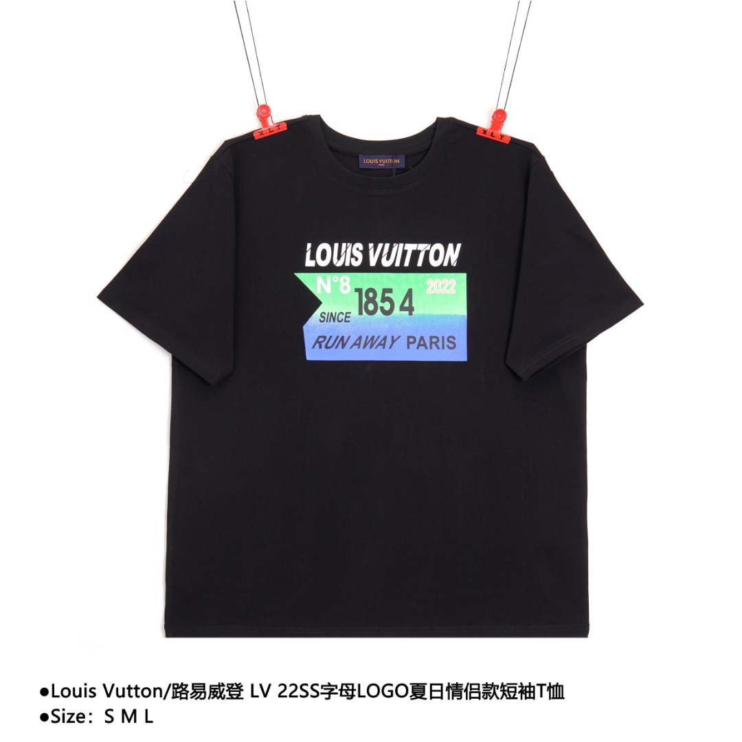 💰130
Louis Vutton/路易威登 LV 22SS字母LOGO夏日情侣款短袖T恤
Size：S M L

2022夏季渠道限定款 经典字母T恤 还是让人眼前一亮的！客供高克重针织棉布料精心制作 厚实垂坠质感，吸湿透气，档次感直接拉满 面料自带挺括感，上身非常有型显精神 经典V字母logo标识，鲜明撞色对比，不经意间突显出品牌属性，与白色衣身相得益彰，展现出夏日的清爽干净的穿搭，又不单调枯燥，有细节。一始既往的宽松OS版型裁剪，俐落得体的造型感 男生女生都能轻松驾驭！

款式编号：CC-5605605614