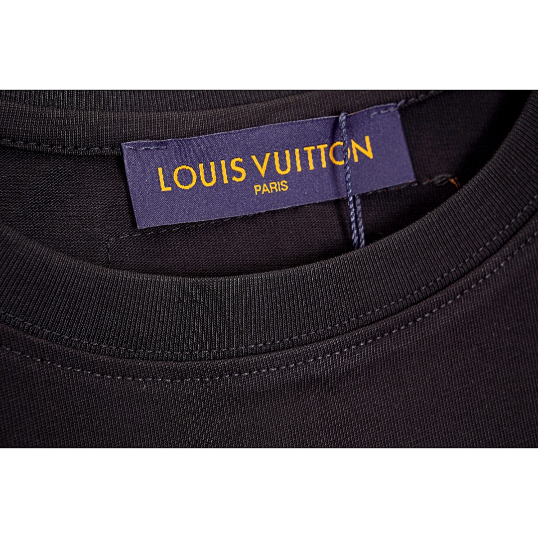 💰130
Louis Vutton/路易威登 LV 22SS字母LOGO夏日情侣款短袖T恤
Size：S M L

2022夏季渠道限定款 经典字母T恤 还是让人眼前一亮的！客供高克重针织棉布料精心制作 厚实垂坠质感，吸湿透气，档次感直接拉满 面料自带挺括感，上身非常有型显精神 经典V字母logo标识，鲜明撞色对比，不经意间突显出品牌属性，与白色衣身相得益彰，展现出夏日的清爽干净的穿搭，又不单调枯燥，有细节。一始既往的宽松OS版型裁剪，俐落得体的造型感 男生女生都能轻松驾驭！

款式编号：CC-5605605614