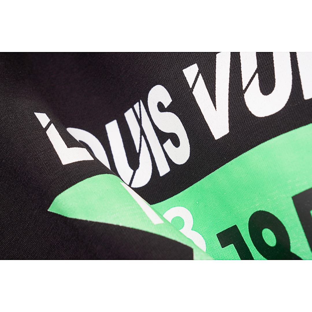 💰130
Louis Vutton/路易威登 LV 22SS字母LOGO夏日情侣款短袖T恤
Size：S M L

2022夏季渠道限定款 经典字母T恤 还是让人眼前一亮的！客供高克重针织棉布料精心制作 厚实垂坠质感，吸湿透气，档次感直接拉满 面料自带挺括感，上身非常有型显精神 经典V字母logo标识，鲜明撞色对比，不经意间突显出品牌属性，与白色衣身相得益彰，展现出夏日的清爽干净的穿搭，又不单调枯燥，有细节。一始既往的宽松OS版型裁剪，俐落得体的造型感 男生女生都能轻松驾驭！

款式编号：CC-5605605614
