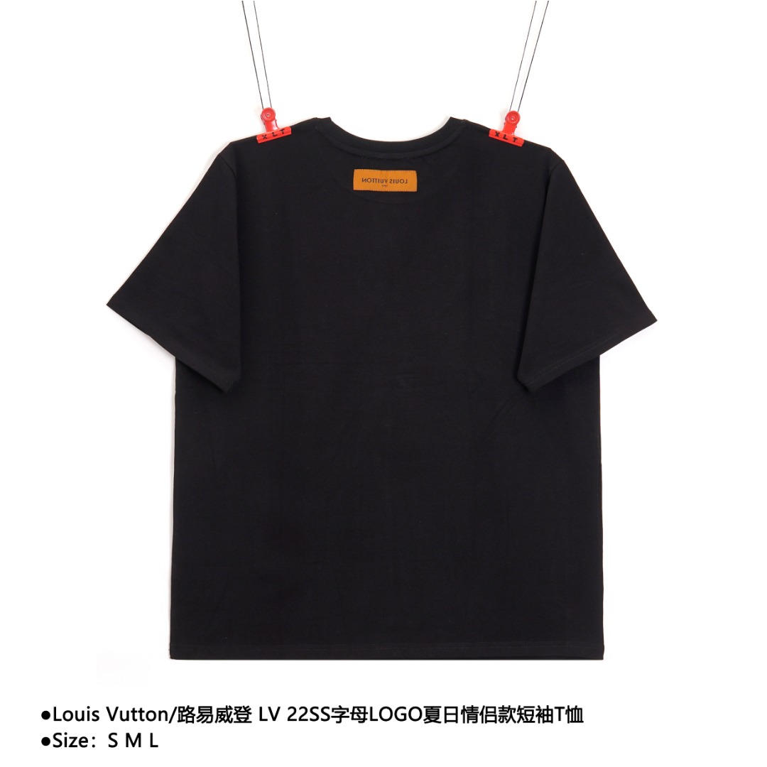 💰130
Louis Vutton/路易威登 LV 22SS字母LOGO夏日情侣款短袖T恤
Size：S M L

2022夏季渠道限定款 经典字母T恤 还是让人眼前一亮的！客供高克重针织棉布料精心制作 厚实垂坠质感，吸湿透气，档次感直接拉满 面料自带挺括感，上身非常有型显精神 经典V字母logo标识，鲜明撞色对比，不经意间突显出品牌属性，与白色衣身相得益彰，展现出夏日的清爽干净的穿搭，又不单调枯燥，有细节。一始既往的宽松OS版型裁剪，俐落得体的造型感 男生女生都能轻松驾驭！

款式编号：CC-5605605614
