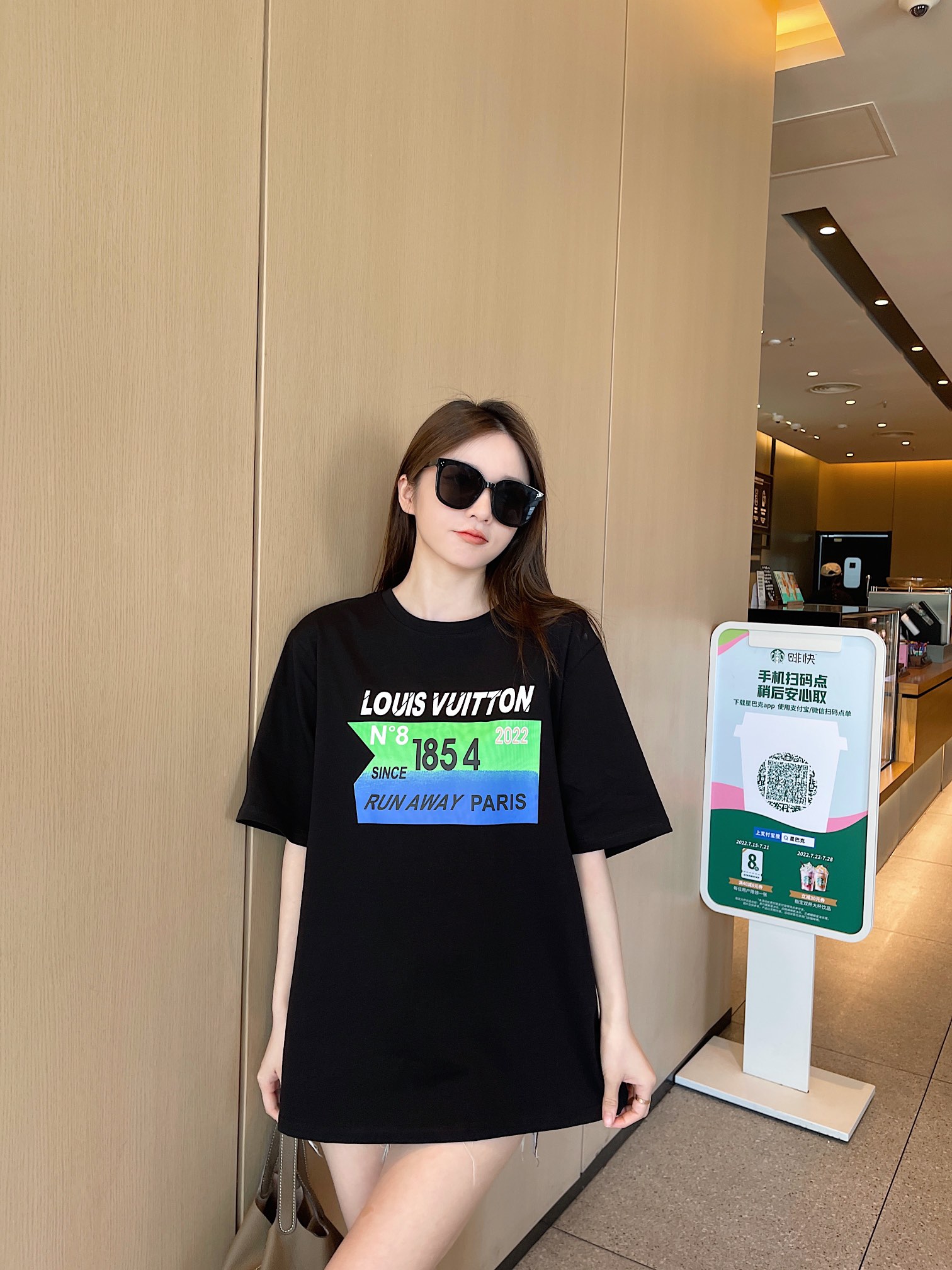 上身素材# Louis Vutton/路易威登 LV 22SS字母LOGO夏日情侣款短袖T恤