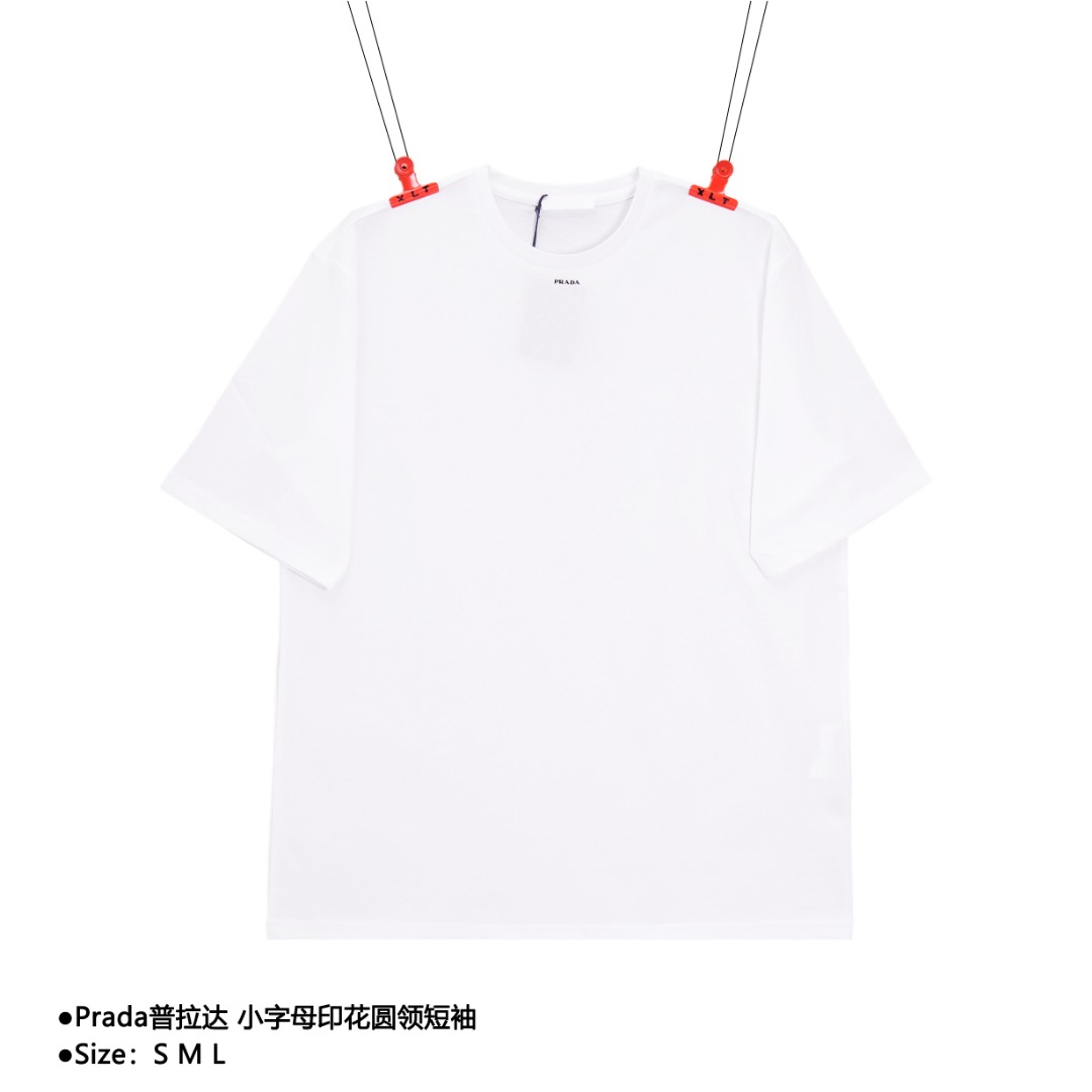 💰140
Prada/普拉达  小字母印花圆领短袖
Size：S M L

原¥6,250购买，双光面面料、厚板胶浆印花、圆领版型设计、全套辅料配备。采用60S双股丝光平纹面料、新疆棉材质；添加了丝光工艺，面料手感柔软、顺滑、舒适。丝光棉双面特点：面料色泽明亮，具有丝绸面料一般的光泽；牢度高久洗不易掉色不变色，吸汗效果、纤维韧性好细腻柔软、触感舒适吸湿透气。针织圆领T恤是Prada系列的基础设计之一，肩线做缝处均内加弹力嵌条，经得起多次反复穿洗不变形。

款式编号：CC-5605605614