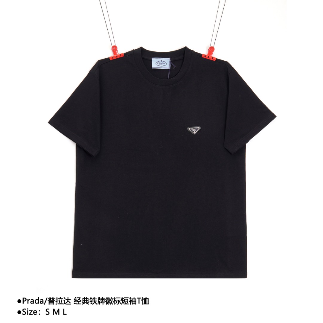 💰130
Prada/普拉达 经典铁牌徽标短袖T恤
Size：S M L

P家情侣款短袖T恤 渠道精品推荐，基础百搭的简约款短袖TEE 2022春夏最新款，男生女生四季通勤装！ 客供定织高克重针织棉布料子 肉实的质感，一眼可见的高级 贵气 贴身柔软舒适，挺括的面料 超级正的版型裁剪 让你上身时尚大气又不失时髦感 胸前铁质三角标徽章点缀出整体的奢华格调 宽松OVERSIZE版型，适合当下潮流风格的穿搭 男生女生都能轻松驾驭 

款式编号：CC-5656056014