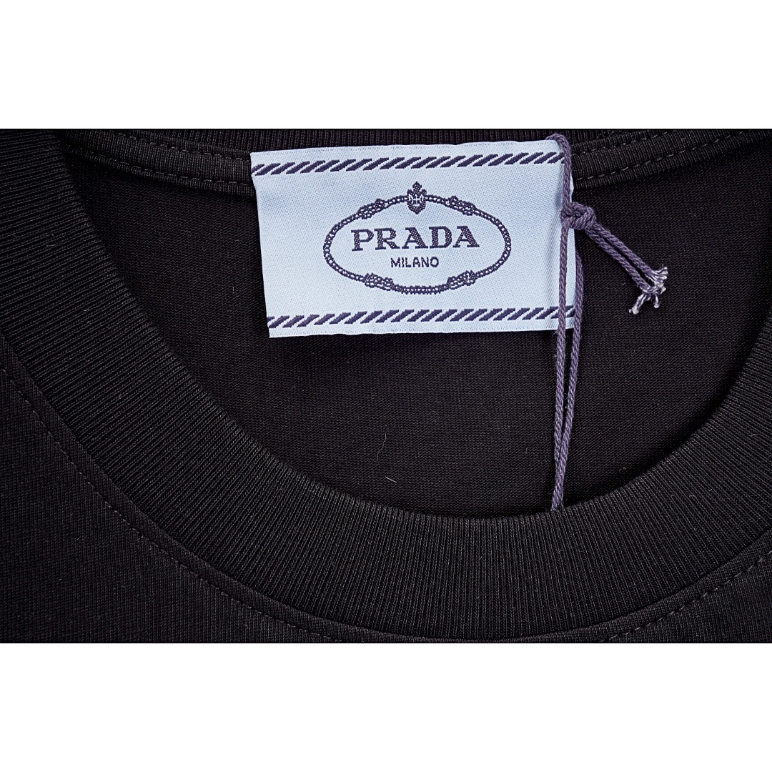 💰130
Prada/普拉达 经典铁牌徽标短袖T恤
Size：S M L

P家情侣款短袖T恤 渠道精品推荐，基础百搭的简约款短袖TEE 2022春夏最新款，男生女生四季通勤装！ 客供定织高克重针织棉布料子 肉实的质感，一眼可见的高级 贵气 贴身柔软舒适，挺括的面料 超级正的版型裁剪 让你上身时尚大气又不失时髦感 胸前铁质三角标徽章点缀出整体的奢华格调 宽松OVERSIZE版型，适合当下潮流风格的穿搭 男生女生都能轻松驾驭 

款式编号：CC-5656056014