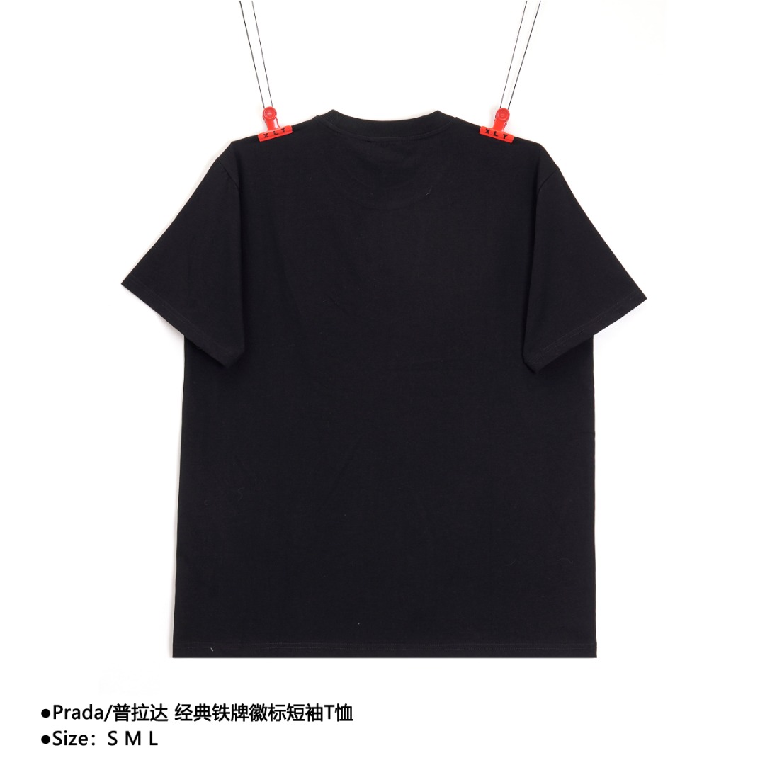 💰130
Prada/普拉达 经典铁牌徽标短袖T恤
Size：S M L

P家情侣款短袖T恤 渠道精品推荐，基础百搭的简约款短袖TEE 2022春夏最新款，男生女生四季通勤装！ 客供定织高克重针织棉布料子 肉实的质感，一眼可见的高级 贵气 贴身柔软舒适，挺括的面料 超级正的版型裁剪 让你上身时尚大气又不失时髦感 胸前铁质三角标徽章点缀出整体的奢华格调 宽松OVERSIZE版型，适合当下潮流风格的穿搭 男生女生都能轻松驾驭 

款式编号：CC-5656056014