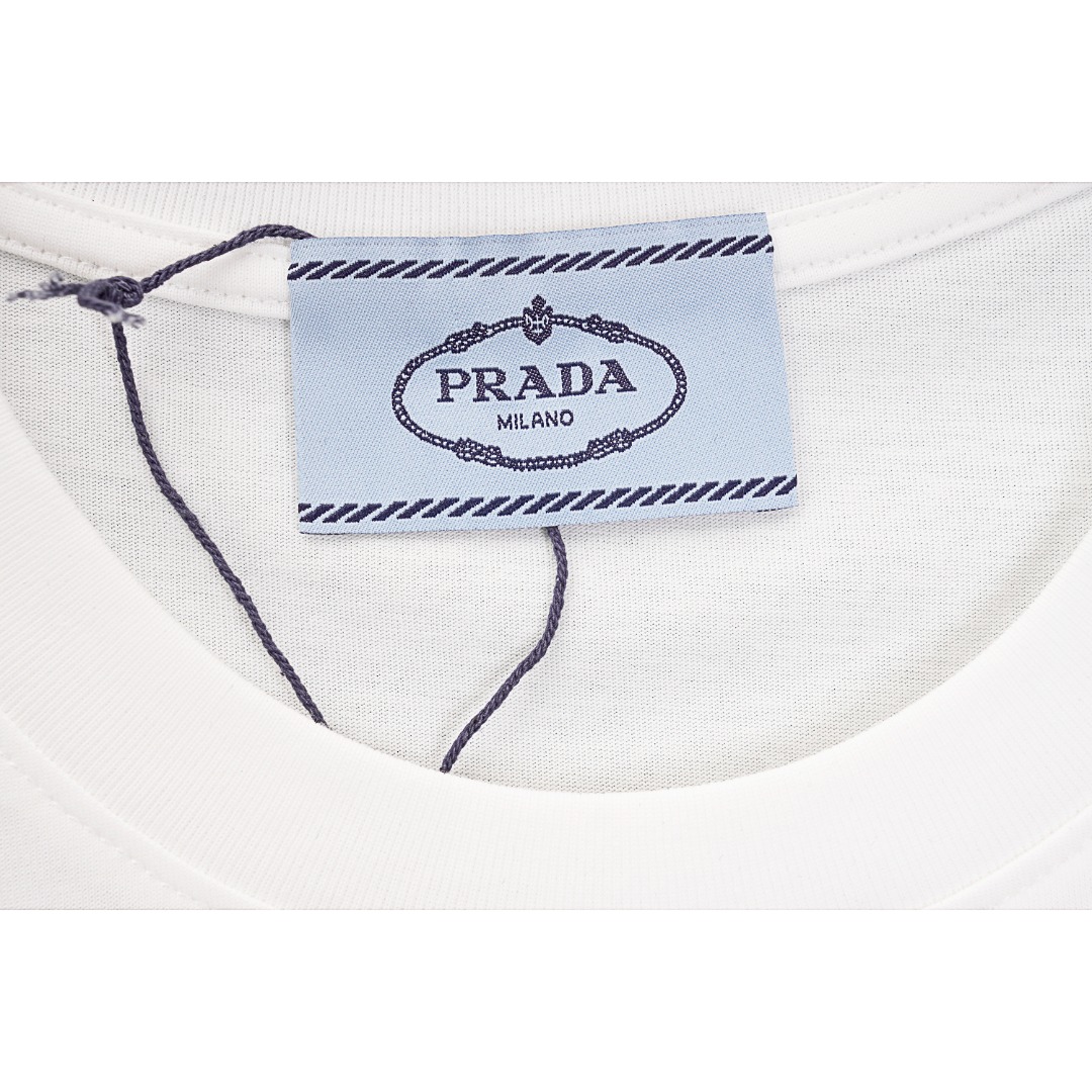 💰130
Prada/普拉达 经典铁牌徽标短袖T恤
Size：S M L

P家情侣款短袖T恤 渠道精品推荐，基础百搭的简约款短袖TEE 2022春夏最新款，男生女生四季通勤装！ 客供定织高克重针织棉布料子 肉实的质感，一眼可见的高级 贵气 贴身柔软舒适，挺括的面料 超级正的版型裁剪 让你上身时尚大气又不失时髦感 胸前铁质三角标徽章点缀出整体的奢华格调 宽松OVERSIZE版型，适合当下潮流风格的穿搭 男生女生都能轻松驾驭 

款式编号：CC-5656056014