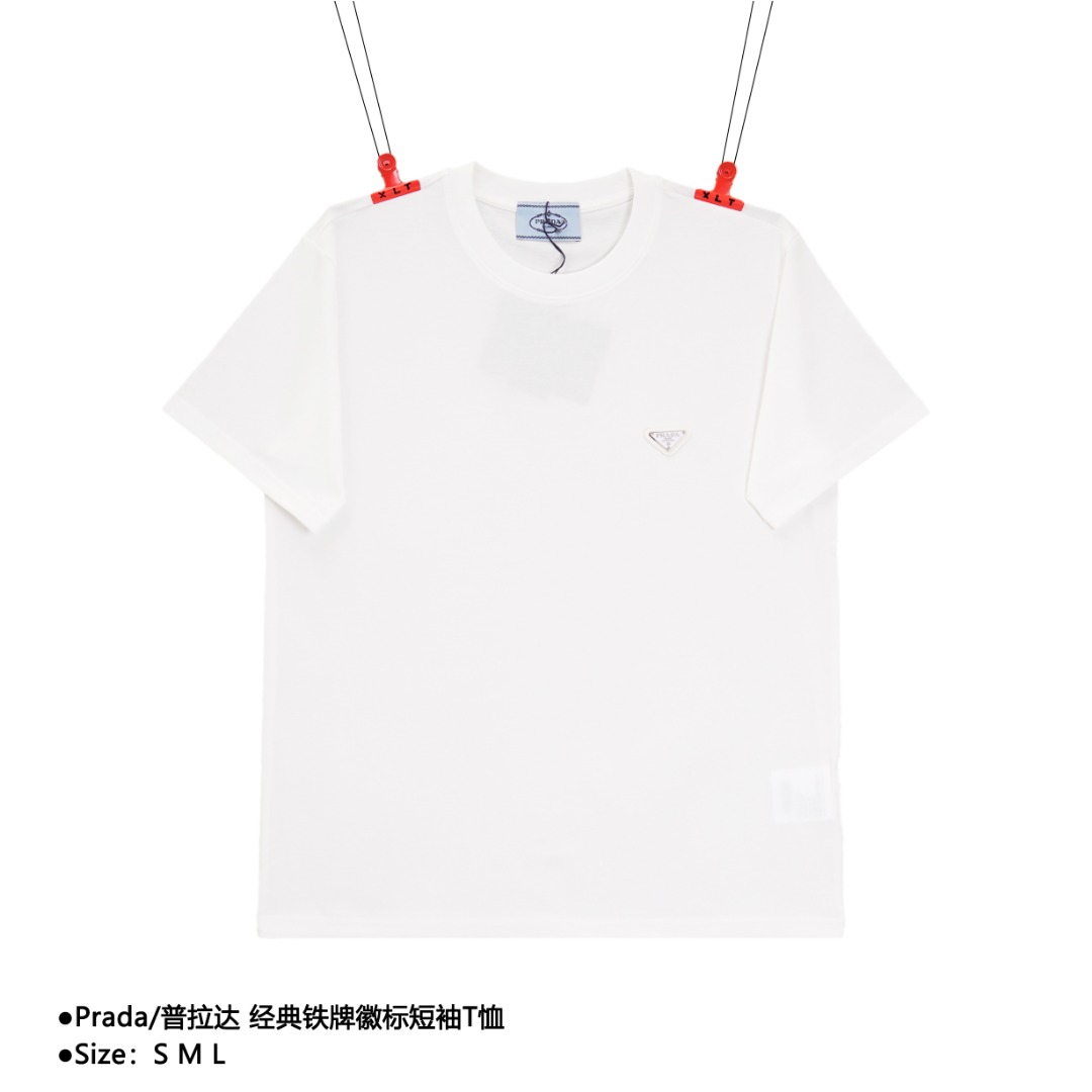 💰130
Prada/普拉达 经典铁牌徽标短袖T恤
Size：S M L

P家情侣款短袖T恤 渠道精品推荐，基础百搭的简约款短袖TEE 2022春夏最新款，男生女生四季通勤装！ 客供定织高克重针织棉布料子 肉实的质感，一眼可见的高级 贵气 贴身柔软舒适，挺括的面料 超级正的版型裁剪 让你上身时尚大气又不失时髦感 胸前铁质三角标徽章点缀出整体的奢华格调 宽松OVERSIZE版型，适合当下潮流风格的穿搭 男生女生都能轻松驾驭 

款式编号：CC-5656056014