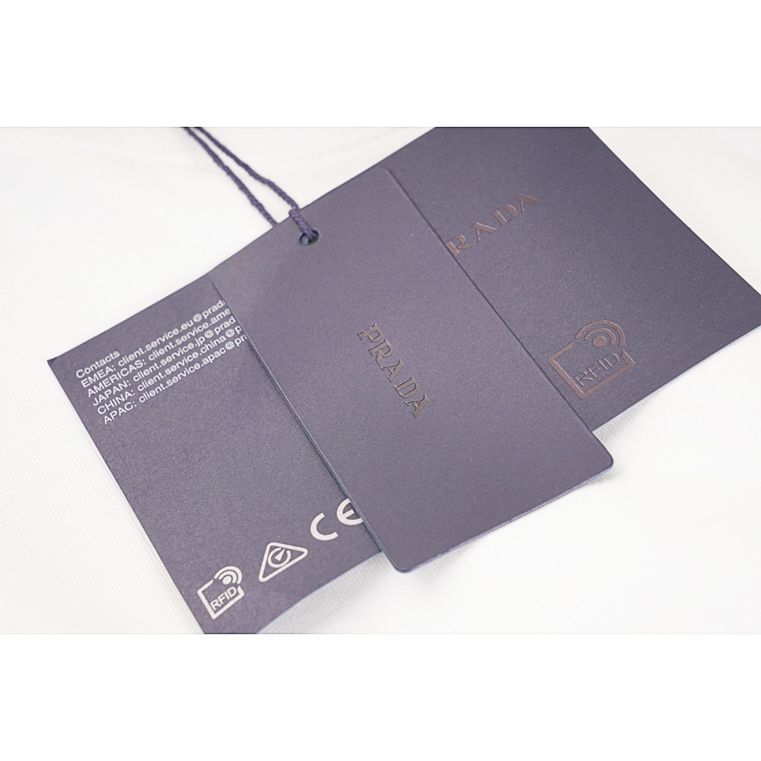 💰130
Prada/普拉达 经典铁牌徽标短袖T恤
Size：S M L

P家情侣款短袖T恤 渠道精品推荐，基础百搭的简约款短袖TEE 2022春夏最新款，男生女生四季通勤装！ 客供定织高克重针织棉布料子 肉实的质感，一眼可见的高级 贵气 贴身柔软舒适，挺括的面料 超级正的版型裁剪 让你上身时尚大气又不失时髦感 胸前铁质三角标徽章点缀出整体的奢华格调 宽松OVERSIZE版型，适合当下潮流风格的穿搭 男生女生都能轻松驾驭 

款式编号：CC-5656056014