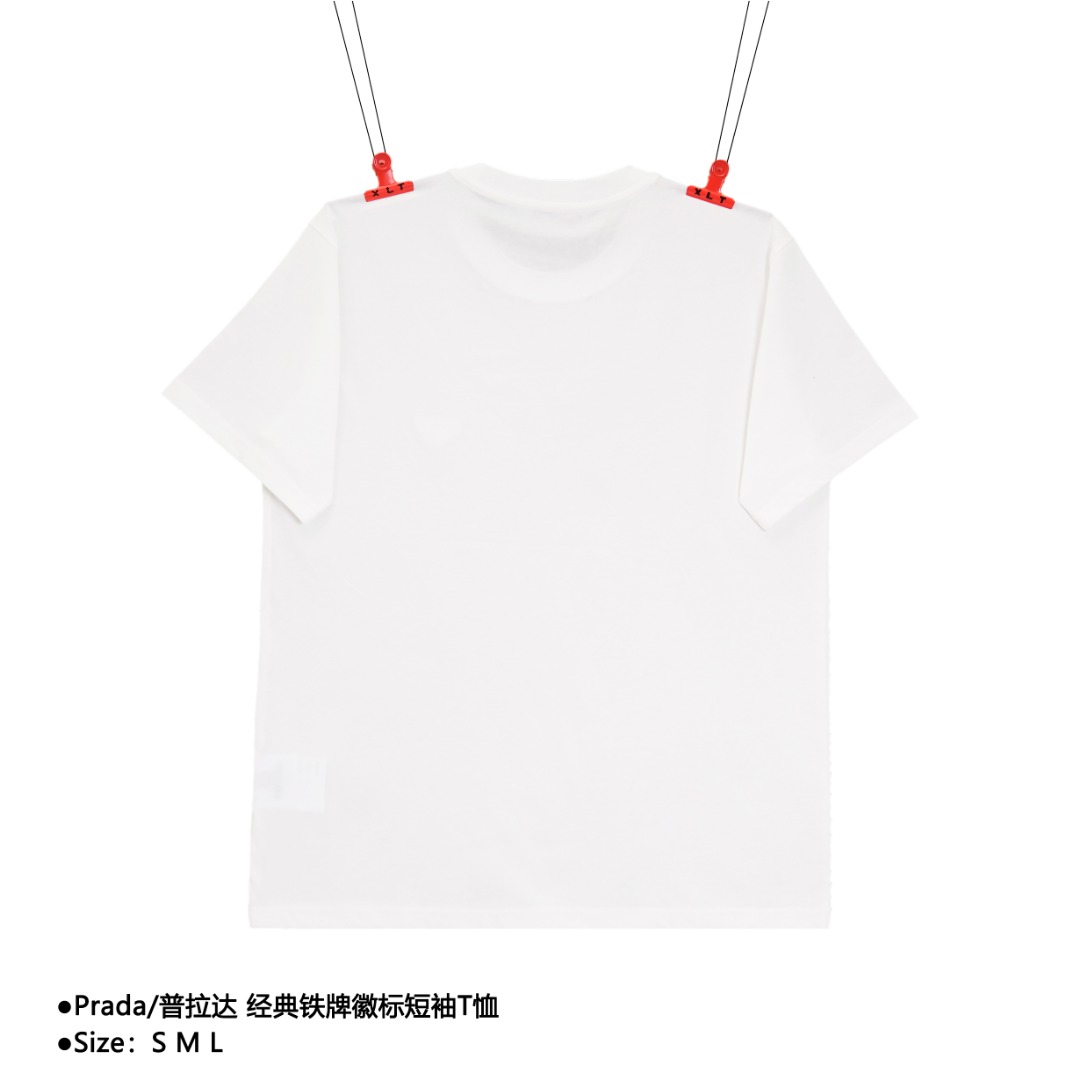 💰130
Prada/普拉达 经典铁牌徽标短袖T恤
Size：S M L

P家情侣款短袖T恤 渠道精品推荐，基础百搭的简约款短袖TEE 2022春夏最新款，男生女生四季通勤装！ 客供定织高克重针织棉布料子 肉实的质感，一眼可见的高级 贵气 贴身柔软舒适，挺括的面料 超级正的版型裁剪 让你上身时尚大气又不失时髦感 胸前铁质三角标徽章点缀出整体的奢华格调 宽松OVERSIZE版型，适合当下潮流风格的穿搭 男生女生都能轻松驾驭 

款式编号：CC-5656056014