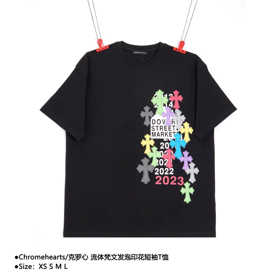💰150
Chromehearts/克罗心 流体梵文发泡印花短袖T恤
Size：XS S M L

经典梵文发泡造型 发泡印花 不要太好看  印花发泡流体设计 合体剪裁 略宽松版型 穿着舒适 轻薄透气双纱240g  炒雪花工艺 上身清凉舒适 吊牌三标齐全 男女同款

这件印花真的很酷  加上彩色设计使整件衣服锦上添花！
超多精致细节加持，日常宽松的舒适版型，男女均可驾驭，古法金属的气息，克罗心作旧粗犷的味道l相同设计却有不同风景的两个配色，都很值得期待。
面料柔软透气 无性别T恤
整件做法采用三针五线工艺，（领口-肩缝-袖缝-压双线，看上去更立体更有质感）和正品原版一致工艺，经典版型，小落肩，微廓形！
采用230克32支双纱精硫棉面料  刺绣看似简单  确是下了一番功夫  绣线采用德国进口  不易上色  保证件染的时候最少程度受黑色染剂影响  百分百还原官方  细节做足  所有袖口 双肩缝  袖笼  领口  均为双针压线工艺  这才是大牌应有的严谨工艺 细节决定品质  原版水洗吊牌包装  逼格满满

款式编号：K-56056050616