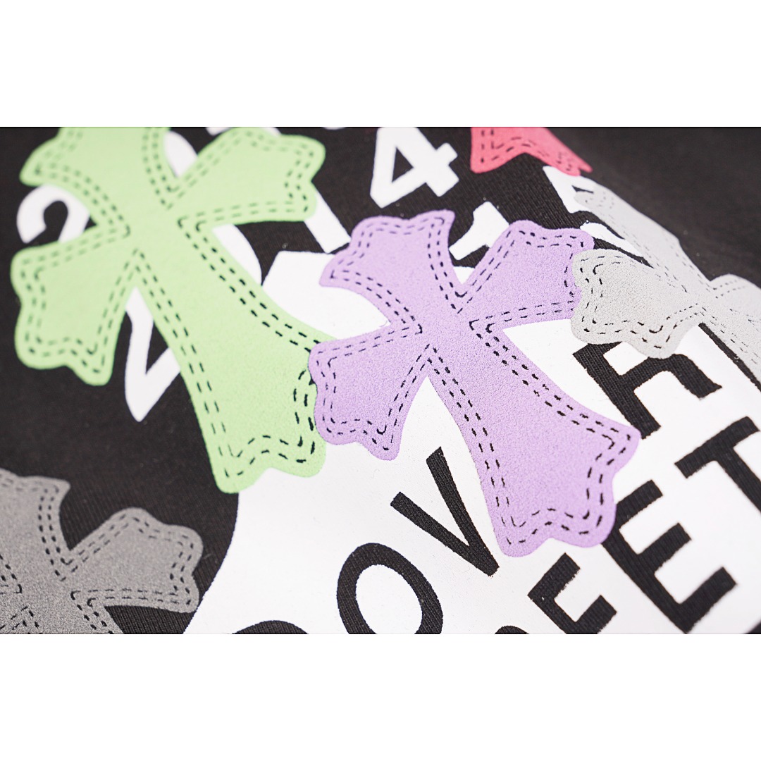 💰150
Chromehearts/克罗心 流体梵文发泡印花短袖T恤
Size：XS S M L

经典梵文发泡造型 发泡印花 不要太好看  印花发泡流体设计 合体剪裁 略宽松版型 穿着舒适 轻薄透气双纱240g  炒雪花工艺 上身清凉舒适 吊牌三标齐全 男女同款

这件印花真的很酷  加上彩色设计使整件衣服锦上添花！
超多精致细节加持，日常宽松的舒适版型，男女均可驾驭，古法金属的气息，克罗心作旧粗犷的味道l相同设计却有不同风景的两个配色，都很值得期待。
面料柔软透气 无性别T恤
整件做法采用三针五线工艺，（领口-肩缝-袖缝-压双线，看上去更立体更有质感）和正品原版一致工艺，经典版型，小落肩，微廓形！
采用230克32支双纱精硫棉面料  刺绣看似简单  确是下了一番功夫  绣线采用德国进口  不易上色  保证件染的时候最少程度受黑色染剂影响  百分百还原官方  细节做足  所有袖口 双肩缝  袖笼  领口  均为双针压线工艺  这才是大牌应有的严谨工艺 细节决定品质  原版水洗吊牌包装  逼格满满

款式编号：K-56056050616