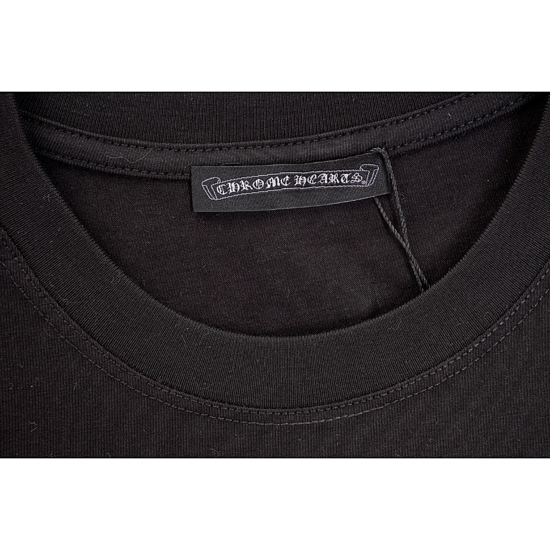 💰150
Chromehearts/克罗心 流体梵文发泡印花短袖T恤
Size：XS S M L

经典梵文发泡造型 发泡印花 不要太好看  印花发泡流体设计 合体剪裁 略宽松版型 穿着舒适 轻薄透气双纱240g  炒雪花工艺 上身清凉舒适 吊牌三标齐全 男女同款

这件印花真的很酷  加上彩色设计使整件衣服锦上添花！
超多精致细节加持，日常宽松的舒适版型，男女均可驾驭，古法金属的气息，克罗心作旧粗犷的味道l相同设计却有不同风景的两个配色，都很值得期待。
面料柔软透气 无性别T恤
整件做法采用三针五线工艺，（领口-肩缝-袖缝-压双线，看上去更立体更有质感）和正品原版一致工艺，经典版型，小落肩，微廓形！
采用230克32支双纱精硫棉面料  刺绣看似简单  确是下了一番功夫  绣线采用德国进口  不易上色  保证件染的时候最少程度受黑色染剂影响  百分百还原官方  细节做足  所有袖口 双肩缝  袖笼  领口  均为双针压线工艺  这才是大牌应有的严谨工艺 细节决定品质  原版水洗吊牌包装  逼格满满

款式编号：K-56056050616