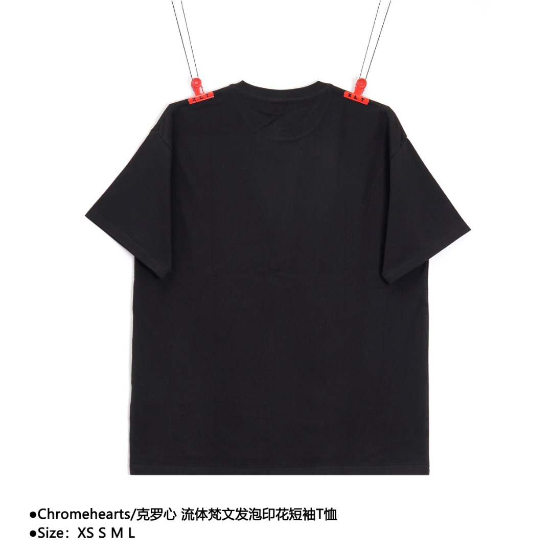 💰150
Chromehearts/克罗心 流体梵文发泡印花短袖T恤
Size：XS S M L

经典梵文发泡造型 发泡印花 不要太好看  印花发泡流体设计 合体剪裁 略宽松版型 穿着舒适 轻薄透气双纱240g  炒雪花工艺 上身清凉舒适 吊牌三标齐全 男女同款

这件印花真的很酷  加上彩色设计使整件衣服锦上添花！
超多精致细节加持，日常宽松的舒适版型，男女均可驾驭，古法金属的气息，克罗心作旧粗犷的味道l相同设计却有不同风景的两个配色，都很值得期待。
面料柔软透气 无性别T恤
整件做法采用三针五线工艺，（领口-肩缝-袖缝-压双线，看上去更立体更有质感）和正品原版一致工艺，经典版型，小落肩，微廓形！
采用230克32支双纱精硫棉面料  刺绣看似简单  确是下了一番功夫  绣线采用德国进口  不易上色  保证件染的时候最少程度受黑色染剂影响  百分百还原官方  细节做足  所有袖口 双肩缝  袖笼  领口  均为双针压线工艺  这才是大牌应有的严谨工艺 细节决定品质  原版水洗吊牌包装  逼格满满

款式编号：K-56056050616