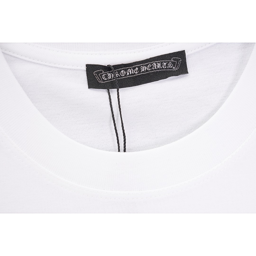 💰150
Chromehearts/克罗心 流体梵文发泡印花短袖T恤
Size：XS S M L

经典梵文发泡造型 发泡印花 不要太好看  印花发泡流体设计 合体剪裁 略宽松版型 穿着舒适 轻薄透气双纱240g  炒雪花工艺 上身清凉舒适 吊牌三标齐全 男女同款

这件印花真的很酷  加上彩色设计使整件衣服锦上添花！
超多精致细节加持，日常宽松的舒适版型，男女均可驾驭，古法金属的气息，克罗心作旧粗犷的味道l相同设计却有不同风景的两个配色，都很值得期待。
面料柔软透气 无性别T恤
整件做法采用三针五线工艺，（领口-肩缝-袖缝-压双线，看上去更立体更有质感）和正品原版一致工艺，经典版型，小落肩，微廓形！
采用230克32支双纱精硫棉面料  刺绣看似简单  确是下了一番功夫  绣线采用德国进口  不易上色  保证件染的时候最少程度受黑色染剂影响  百分百还原官方  细节做足  所有袖口 双肩缝  袖笼  领口  均为双针压线工艺  这才是大牌应有的严谨工艺 细节决定品质  原版水洗吊牌包装  逼格满满

款式编号：K-56056050616