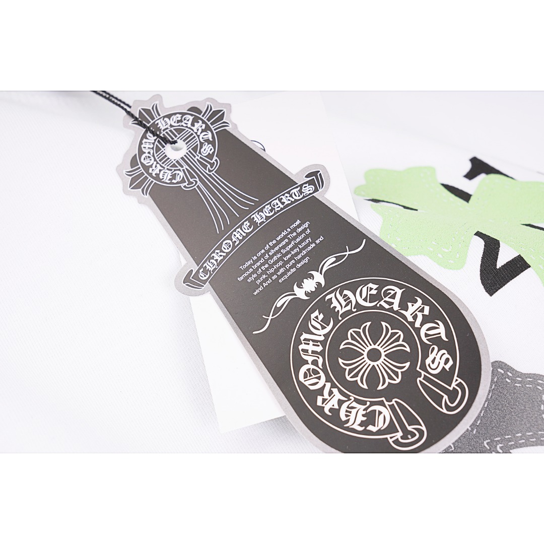 💰150
Chromehearts/克罗心 流体梵文发泡印花短袖T恤
Size：XS S M L

经典梵文发泡造型 发泡印花 不要太好看  印花发泡流体设计 合体剪裁 略宽松版型 穿着舒适 轻薄透气双纱240g  炒雪花工艺 上身清凉舒适 吊牌三标齐全 男女同款

这件印花真的很酷  加上彩色设计使整件衣服锦上添花！
超多精致细节加持，日常宽松的舒适版型，男女均可驾驭，古法金属的气息，克罗心作旧粗犷的味道l相同设计却有不同风景的两个配色，都很值得期待。
面料柔软透气 无性别T恤
整件做法采用三针五线工艺，（领口-肩缝-袖缝-压双线，看上去更立体更有质感）和正品原版一致工艺，经典版型，小落肩，微廓形！
采用230克32支双纱精硫棉面料  刺绣看似简单  确是下了一番功夫  绣线采用德国进口  不易上色  保证件染的时候最少程度受黑色染剂影响  百分百还原官方  细节做足  所有袖口 双肩缝  袖笼  领口  均为双针压线工艺  这才是大牌应有的严谨工艺 细节决定品质  原版水洗吊牌包装  逼格满满

款式编号：K-56056050616