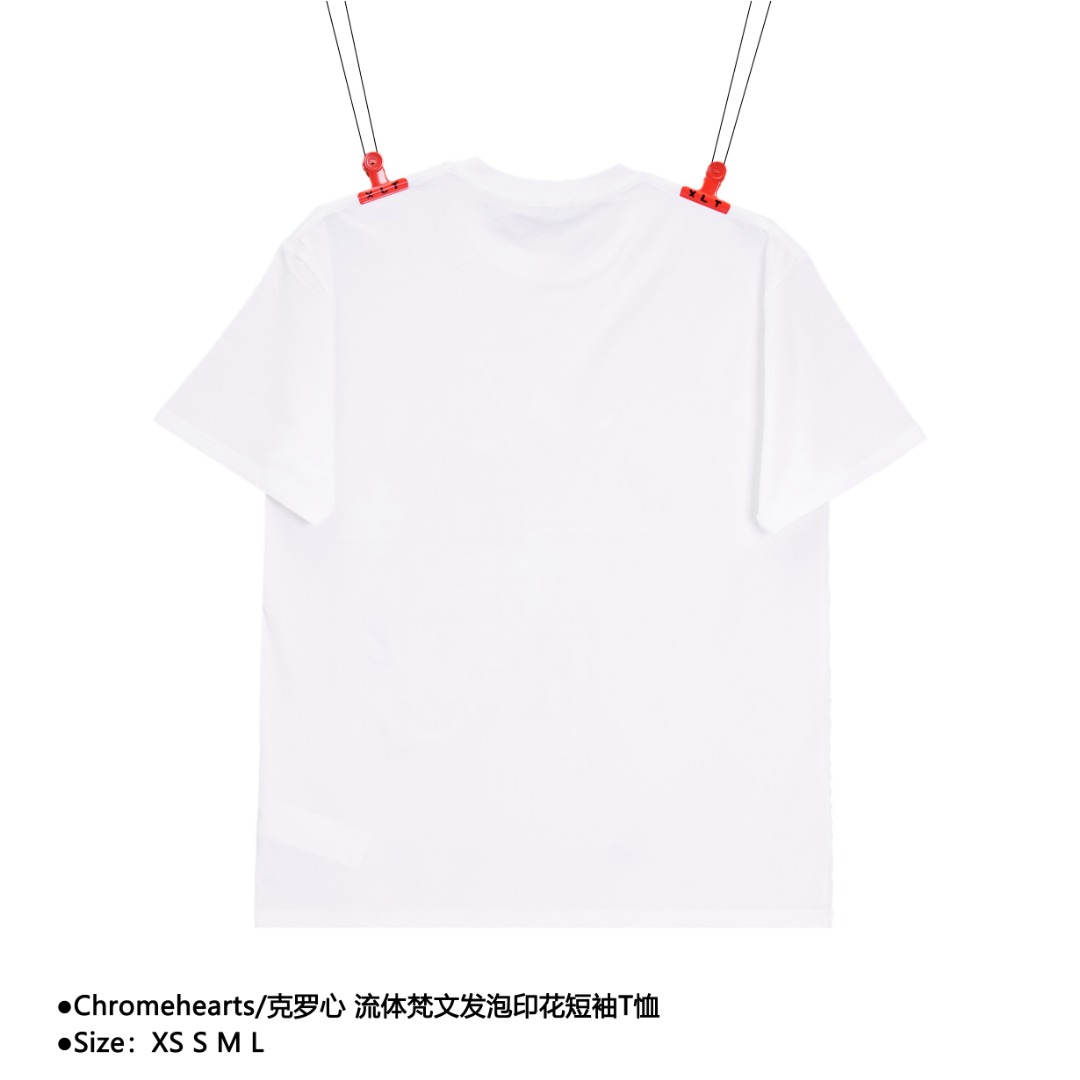 💰150
Chromehearts/克罗心 流体梵文发泡印花短袖T恤
Size：XS S M L

经典梵文发泡造型 发泡印花 不要太好看  印花发泡流体设计 合体剪裁 略宽松版型 穿着舒适 轻薄透气双纱240g  炒雪花工艺 上身清凉舒适 吊牌三标齐全 男女同款

这件印花真的很酷  加上彩色设计使整件衣服锦上添花！
超多精致细节加持，日常宽松的舒适版型，男女均可驾驭，古法金属的气息，克罗心作旧粗犷的味道l相同设计却有不同风景的两个配色，都很值得期待。
面料柔软透气 无性别T恤
整件做法采用三针五线工艺，（领口-肩缝-袖缝-压双线，看上去更立体更有质感）和正品原版一致工艺，经典版型，小落肩，微廓形！
采用230克32支双纱精硫棉面料  刺绣看似简单  确是下了一番功夫  绣线采用德国进口  不易上色  保证件染的时候最少程度受黑色染剂影响  百分百还原官方  细节做足  所有袖口 双肩缝  袖笼  领口  均为双针压线工艺  这才是大牌应有的严谨工艺 细节决定品质  原版水洗吊牌包装  逼格满满

款式编号：K-56056050616