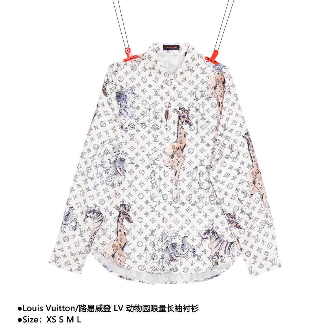 Louis Vuitton/路易威登 LV 动物园限量长袖衬衫 面料采用天丝双面斜纹缎 活性数码直喷印花 进口环保可降解渗透墨水打印 扫描Y版获取原图 在原图的基础上纯手工电子笔绘制高清细节图 斑马的花纹 大象鼻子 象牙的轮廓 长颈鹿的梅花斑纹颜色局部渲染效果 都完全复刻到Y版 整件衣服定位裁片印花 每一片裁片都对比Y版花型位置套花位 成品印花布采用激光烧花切割裁剪 大厂车间流水行车缝 配全套洗水唛商标辅料! 款式编号:CC-26350650626