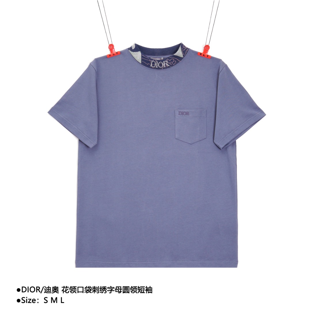 💰150
DIOR/迪奥 花领口袋刺绣字母圆领短袖
Size：S M L

对色定染面料、刺绣工艺、提花扁机螺纹、圆领垂直版型、全套辅料配备！采用定制26s双纱无尘棉面料。对版定染灰蓝、牙白两款色系。多维度测试对比色差问题，调测最终还原效果。巴素兰处理定染色，皂洗色牢高品质要求。成色饱和度高、成品色调处理还原到位；面料都是定织同缸定染的，无色差。原版画花，对色特定不同颜色之纱线所织造出花领图案。全电脑提花机，表面的提花效果立体感强，舒适亲肤，透气性好。重磅单品，代购版本，欢迎对比！

款式编号：CC-5605605616