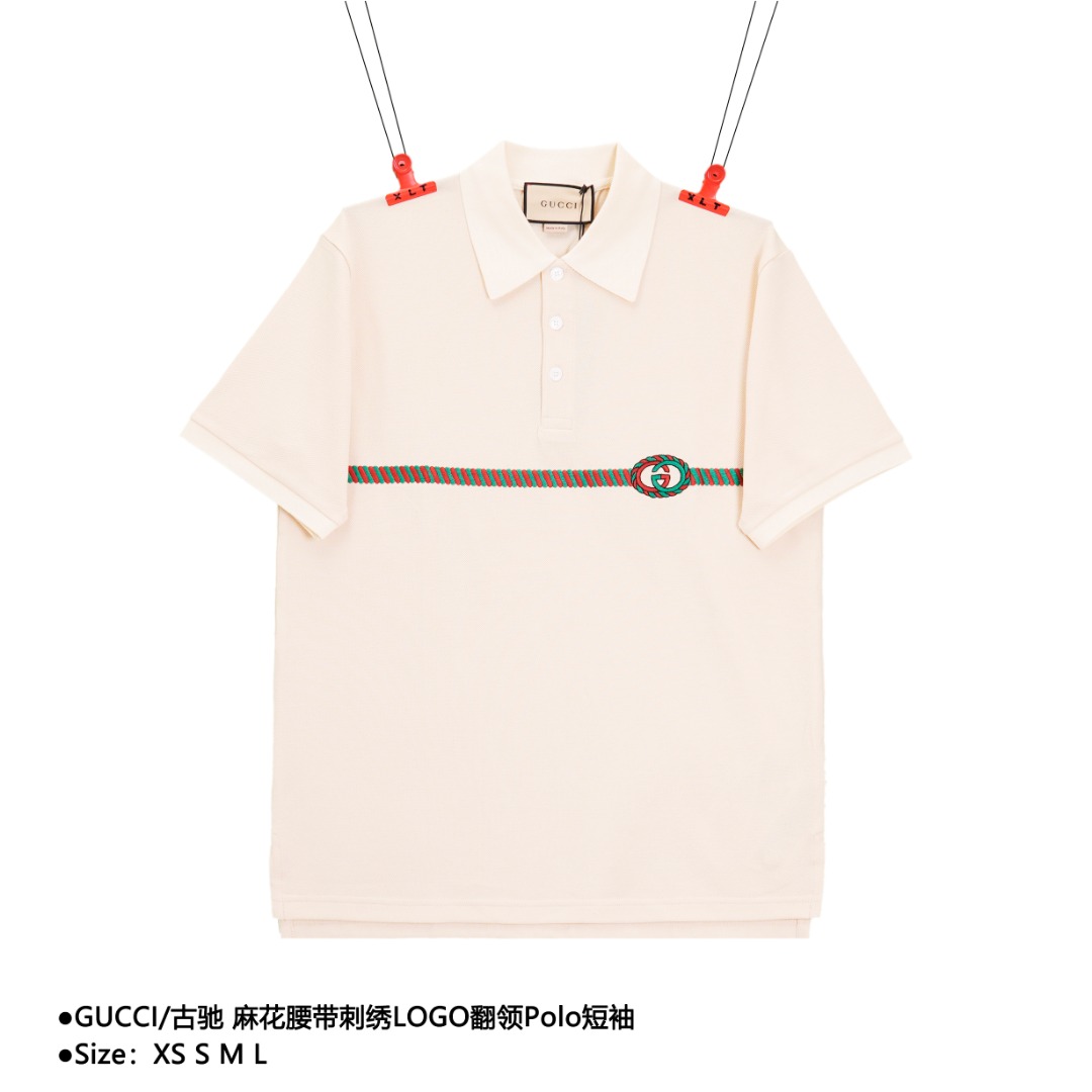 Gucci/古驰 麻花腰带刺绣LOGO翻领Polo短袖 选用棉质珠地网眼布打造,定制材质260g长绒棉,衣领为双系统提花定织扁机制成,有弹性,不变形,衣服全部原生布捆边,前胸双层面筒,无明线,无散口,袖口,前胸筒底,肩缝包骨,定制辅料三标!时尚百搭,要穿出时髦的街头22ss夏季新款,小红书众多博主推荐,这款Polo衫来得太是时候了,细节更用心加固领型,久穿久洗不变形,绝对高品,堪称完美! 款式编号:CC-5605656016