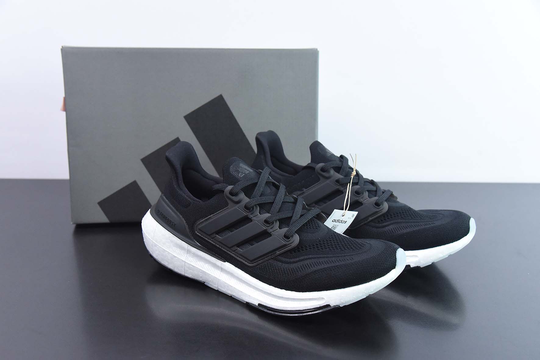 Adidas ULTRA BOOST LIGHT 缓震运动休闲轻便透气跑步鞋 货号:GY9351