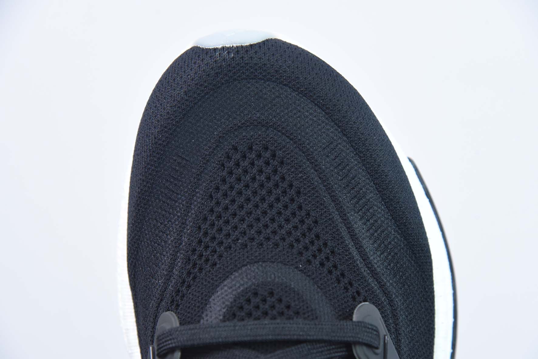 Adidas ULTRA BOOST LIGHT 缓震运动休闲轻便透气跑步鞋 货号:GY9351