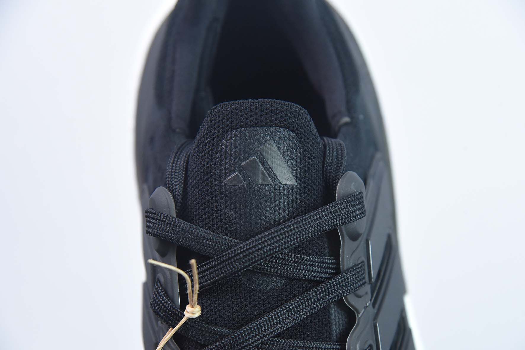 Adidas ULTRA BOOST LIGHT 缓震运动休闲轻便透气跑步鞋 货号:GY9351