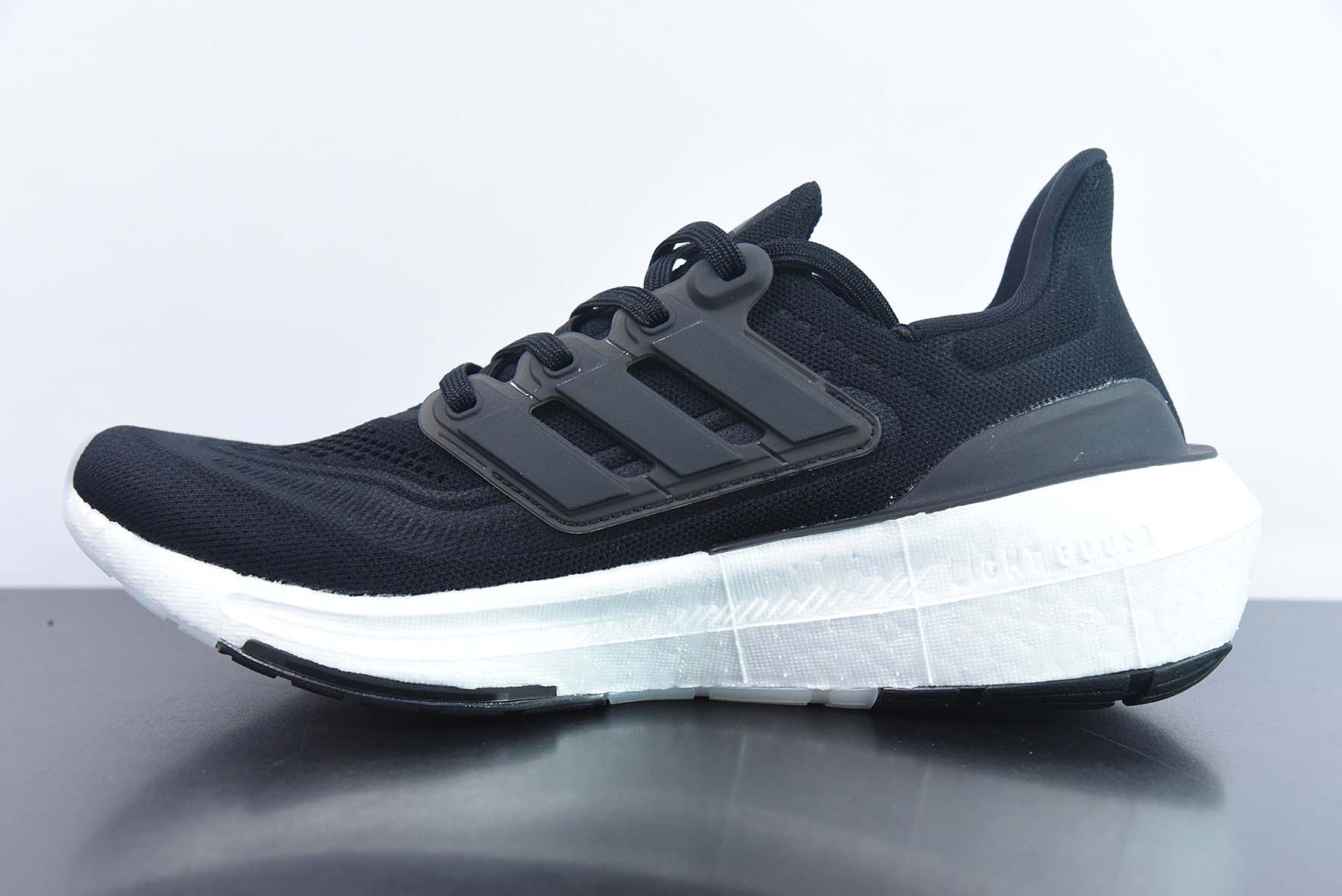 Adidas ULTRA BOOST LIGHT 缓震运动休闲轻便透气跑步鞋 货号:GY9351