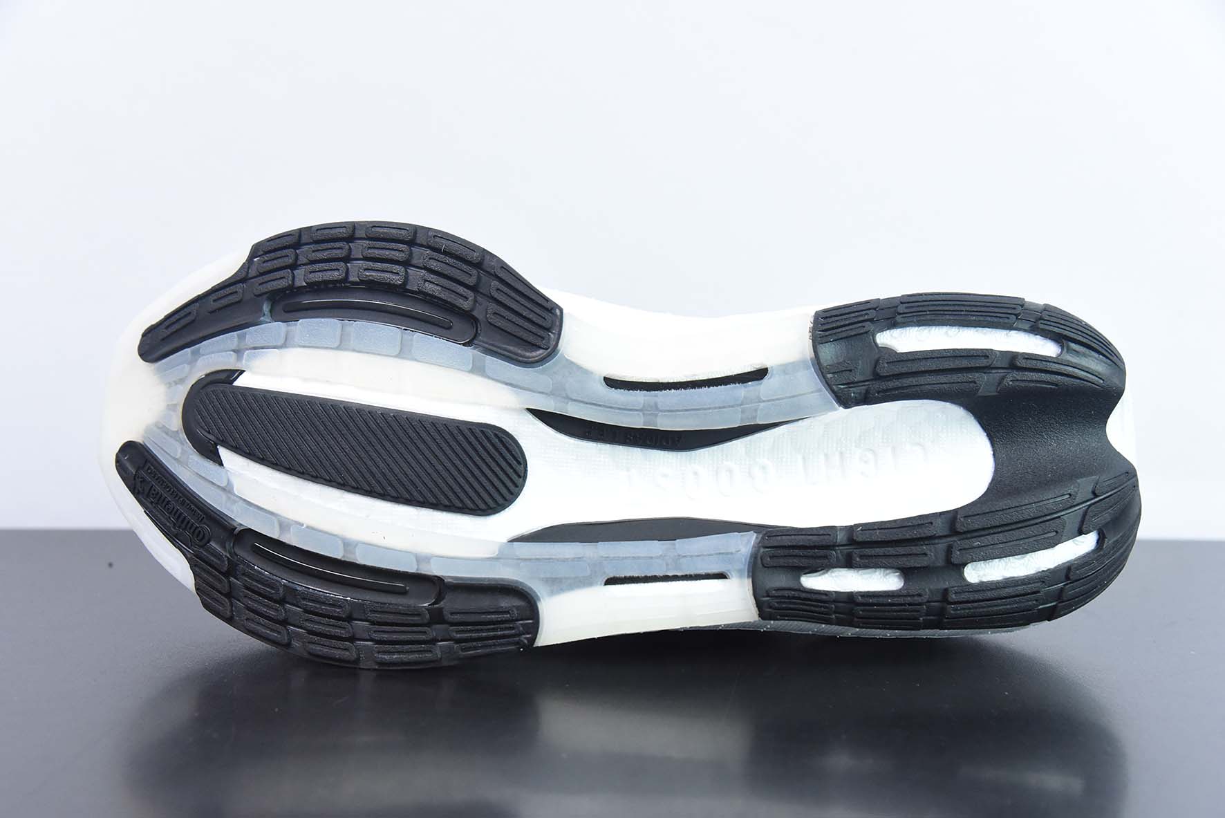 Adidas ULTRA BOOST LIGHT 缓震运动休闲轻便透气跑步鞋 货号:GY9351