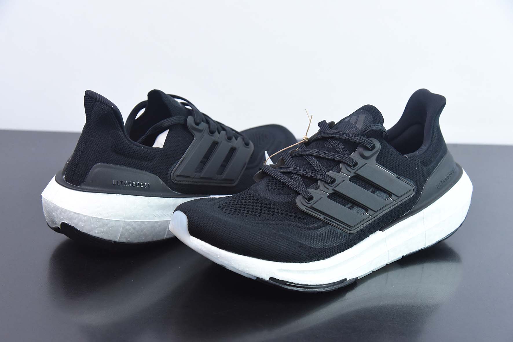 Adidas ULTRA BOOST LIGHT 缓震运动休闲轻便透气跑步鞋 货号:GY9351