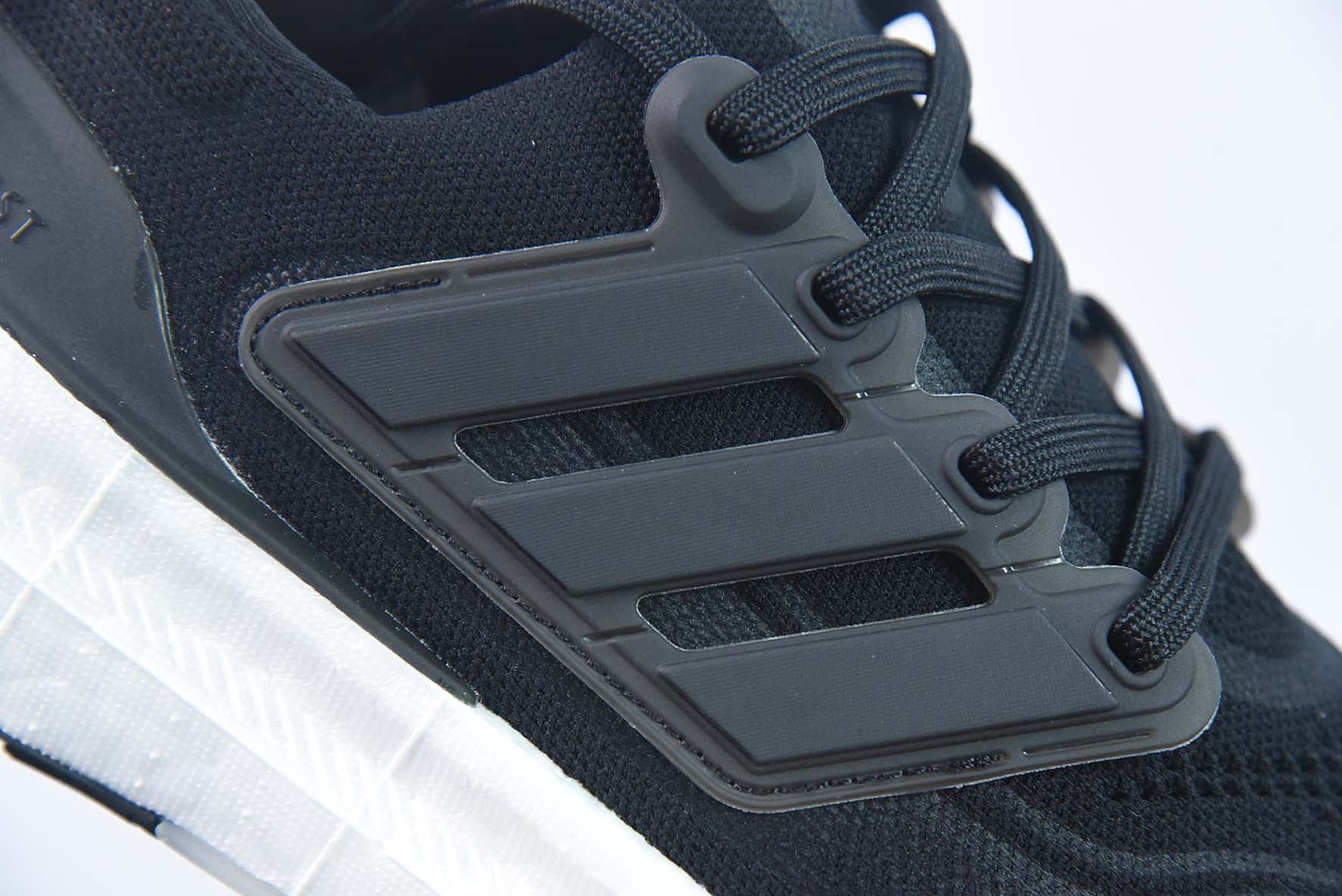 Adidas ULTRA BOOST LIGHT 缓震运动休闲轻便透气跑步鞋 货号:GY9351