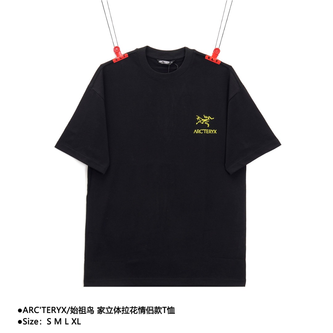 ARC'TERYX/始祖鸟 立体拉花情侣款T恤 鸟家立体毛巾绣情侣T恤,在时尚单品列表中排第一!紫色鸟依旧时髦好看!心动首选!🛒🛒 宽松OS版型,对身材包容度很高,男女均可! 高级又有质感的T恤谁不爱! 细腻羊毛拉架材质,比常规棉面料更好穿! 柔软缜密,不易变形! 胸前大鸟采用基础刺绣+毛巾绣,工艺质感满分,又不缺乏调性! 羊毛拉架混纺面料,冬季内搭可穿!缜密的针织结构,手感也软软的,很亲肤! 宽松基础圆领版型,对身材的包容度很高,慵懒显瘦 随便搭条裤子就炒鸡时髦了~~ 款式编号:Q-56056056016