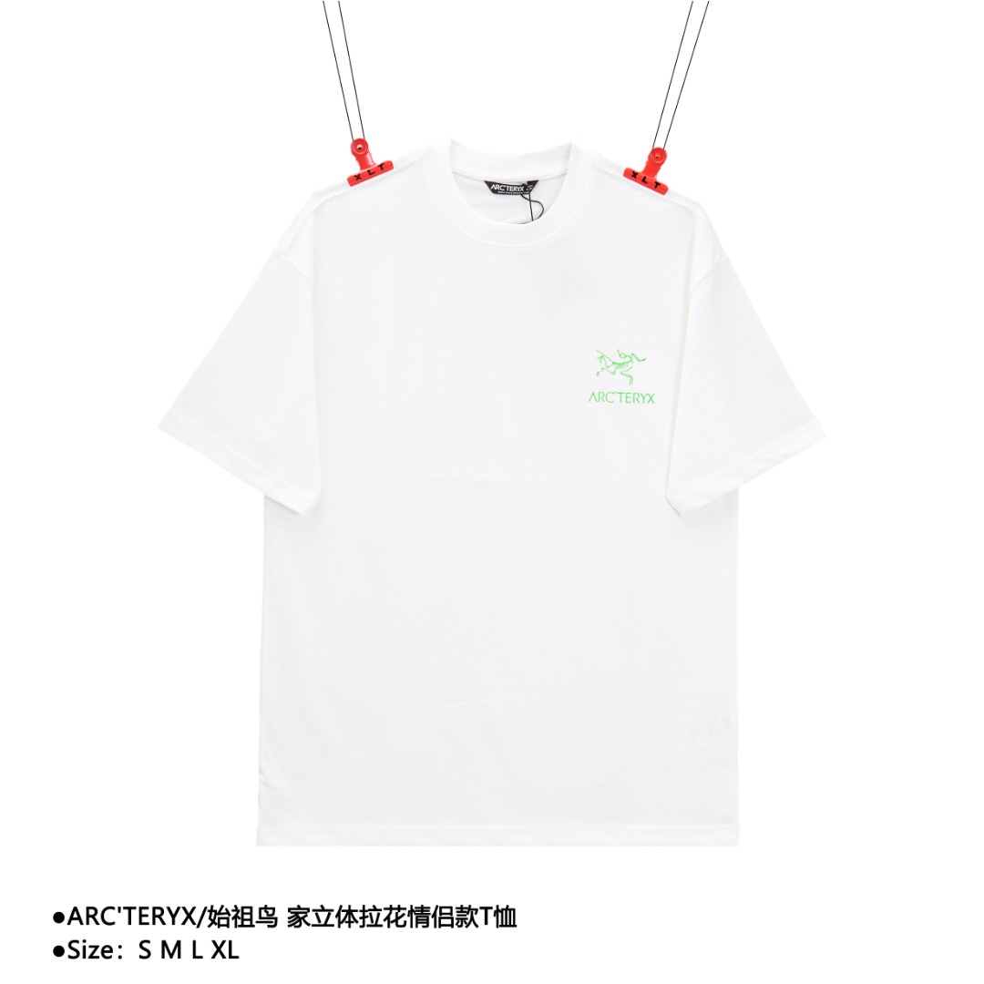 ARC'TERYX/始祖鸟 立体拉花情侣款T恤 鸟家立体毛巾绣情侣T恤,在时尚单品列表中排第一!紫色鸟依旧时髦好看!心动首选!🛒🛒 宽松OS版型,对身材包容度很高,男女均可! 高级又有质感的T恤谁不爱! 细腻羊毛拉架材质,比常规棉面料更好穿! 柔软缜密,不易变形! 胸前大鸟采用基础刺绣+毛巾绣,工艺质感满分,又不缺乏调性! 羊毛拉架混纺面料,冬季内搭可穿!缜密的针织结构,手感也软软的,很亲肤! 宽松基础圆领版型,对身材的包容度很高,慵懒显瘦 随便搭条裤子就炒鸡时髦了~~ 款式编号:Q-56056056016