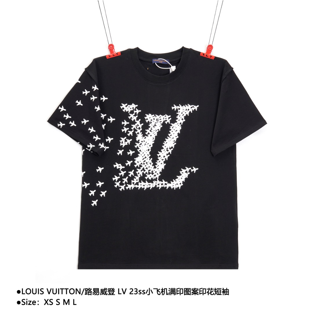 LOUIS VUITTON/路易威登 LV 23ss小飞机满印图案印短袖 定制240克同缸染面料 手感非常舒服 春夏最新砖柜同步 OS落肩版型 时尚又个性 超级百搭好看的一款 男女都非常合适 人手必备款 吊牌 领标 水洗麦 三标齐全 款式编号:Q-5605605615