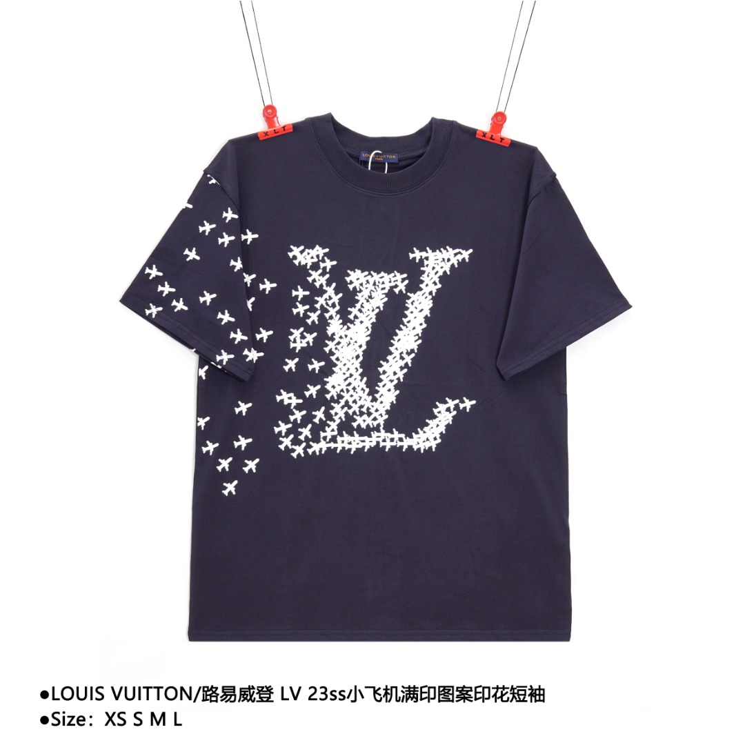 LOUIS VUITTON/路易威登 LV 23ss小飞机满印图案印短袖 定制240克同缸染面料 手感非常舒服 春夏最新砖柜同步 OS落肩版型 时尚又个性 超级百搭好看的一款 男女都非常合适 人手必备款 吊牌 领标 水洗麦 三标齐全 款式编号:Q-5605605615