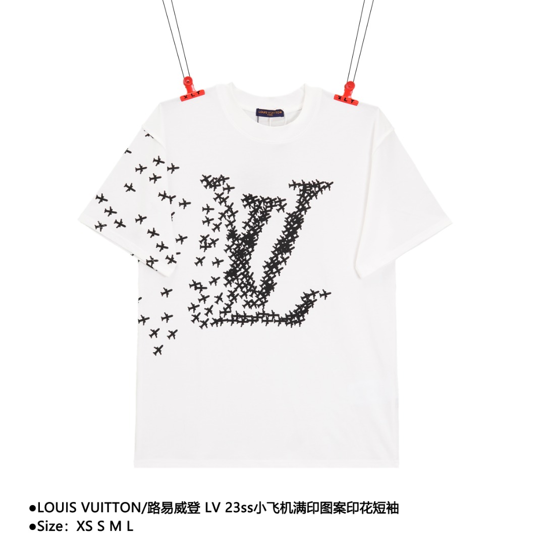 LOUIS VUITTON/路易威登 LV 23ss小飞机满印图案印短袖 定制240克同缸染面料 手感非常舒服 春夏最新砖柜同步 OS落肩版型 时尚又个性 超级百搭好看的一款 男女都非常合适 人手必备款 吊牌 领标 水洗麦 三标齐全 款式编号:Q-5605605615