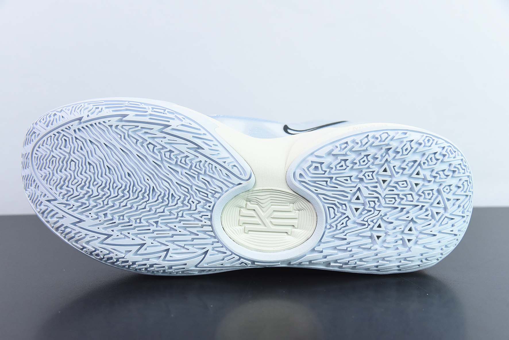DCF54137549B KYRIE LOW 5 欧文低帮5代