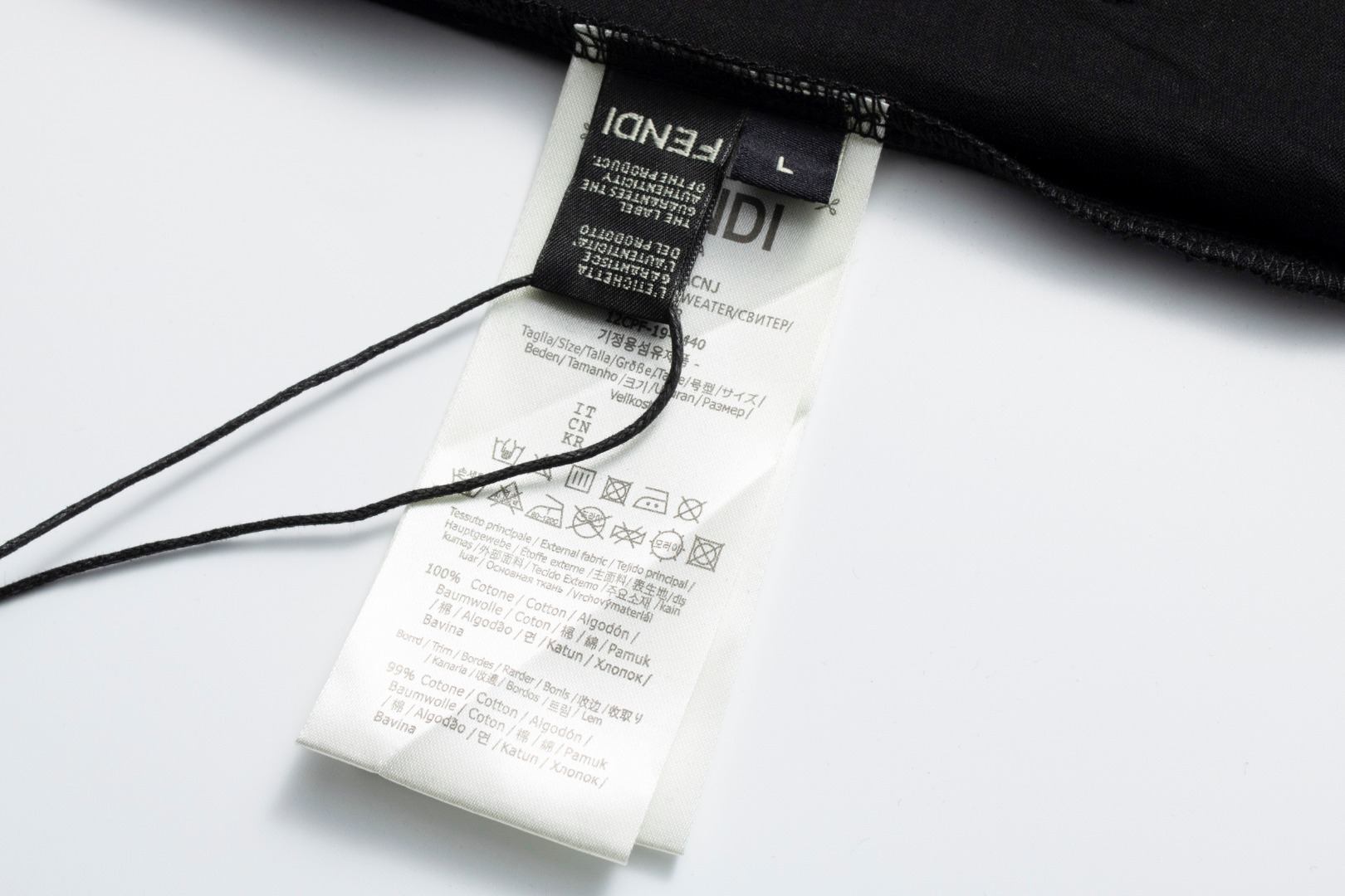 Fendi麂皮贴片T恤面料采用50支丝光双股克重190g手感柔软舒适亲肤搭配胸前Fendi麂皮贴片吸引眼