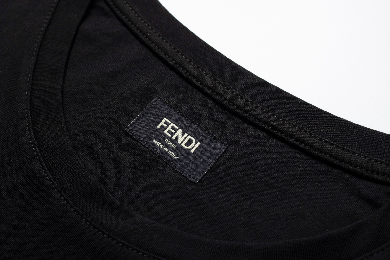Fendi麂皮贴片T恤面料采用50支丝光双股克重190g手感柔软舒适亲肤搭配胸前Fendi麂皮贴片吸引眼