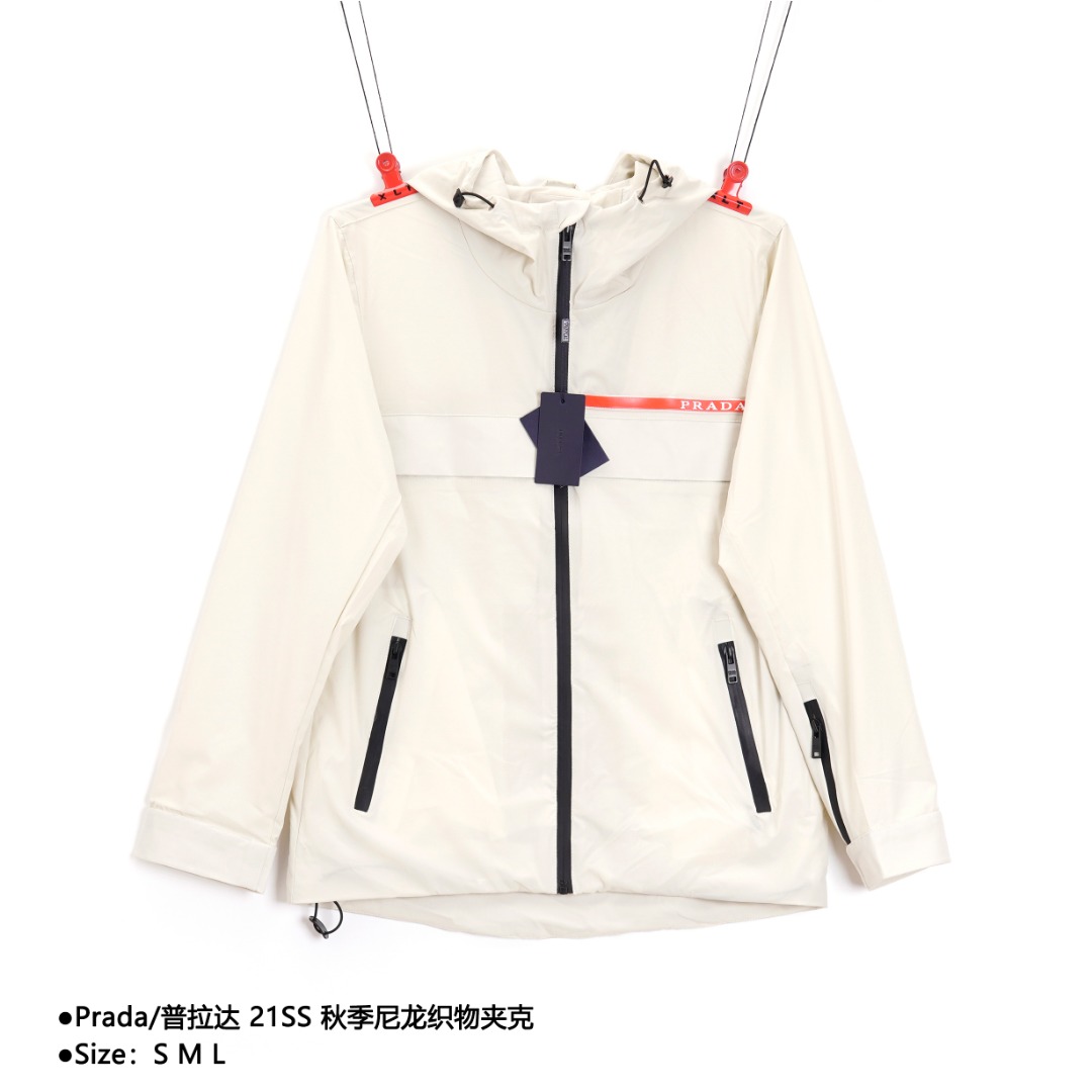 Prada/普拉达 21SS 秋季尼龙织物夹克 官网同步在售款! 专柜原版面料可再生尼龙材质很顺滑,搭配压胶防水ykk顶级拉链五金!定制同色系辅料ykk拉链纽扣! 胸前醒目红色经典P家徽标标识!原版全套商标水洗吊牌定做,纯原复制,1:1打版定制,做好每个细节! 三标齐全 非市场普通版本 随意对比 品质绝对保证 款式编号:C-5605605036