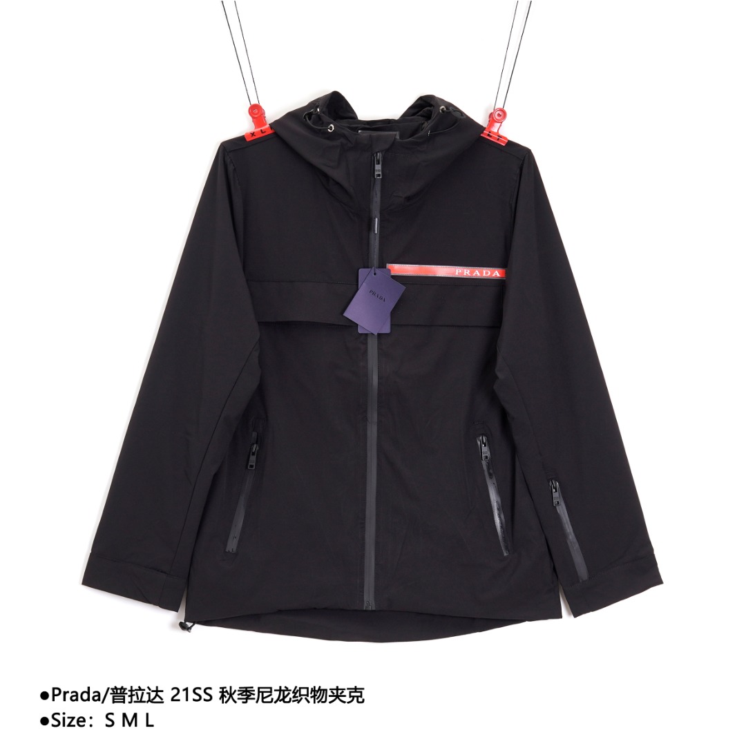 Prada/普拉达 21SS 秋季尼龙织物夹克 官网同步在售款! 专柜原版面料可再生尼龙材质很顺滑,搭配压胶防水ykk顶级拉链五金!定制同色系辅料ykk拉链纽扣! 胸前醒目红色经典P家徽标标识!原版全套商标水洗吊牌定做,纯原复制,1:1打版定制,做好每个细节! 三标齐全 非市场普通版本 随意对比 品质绝对保证 款式编号:C-5605605036