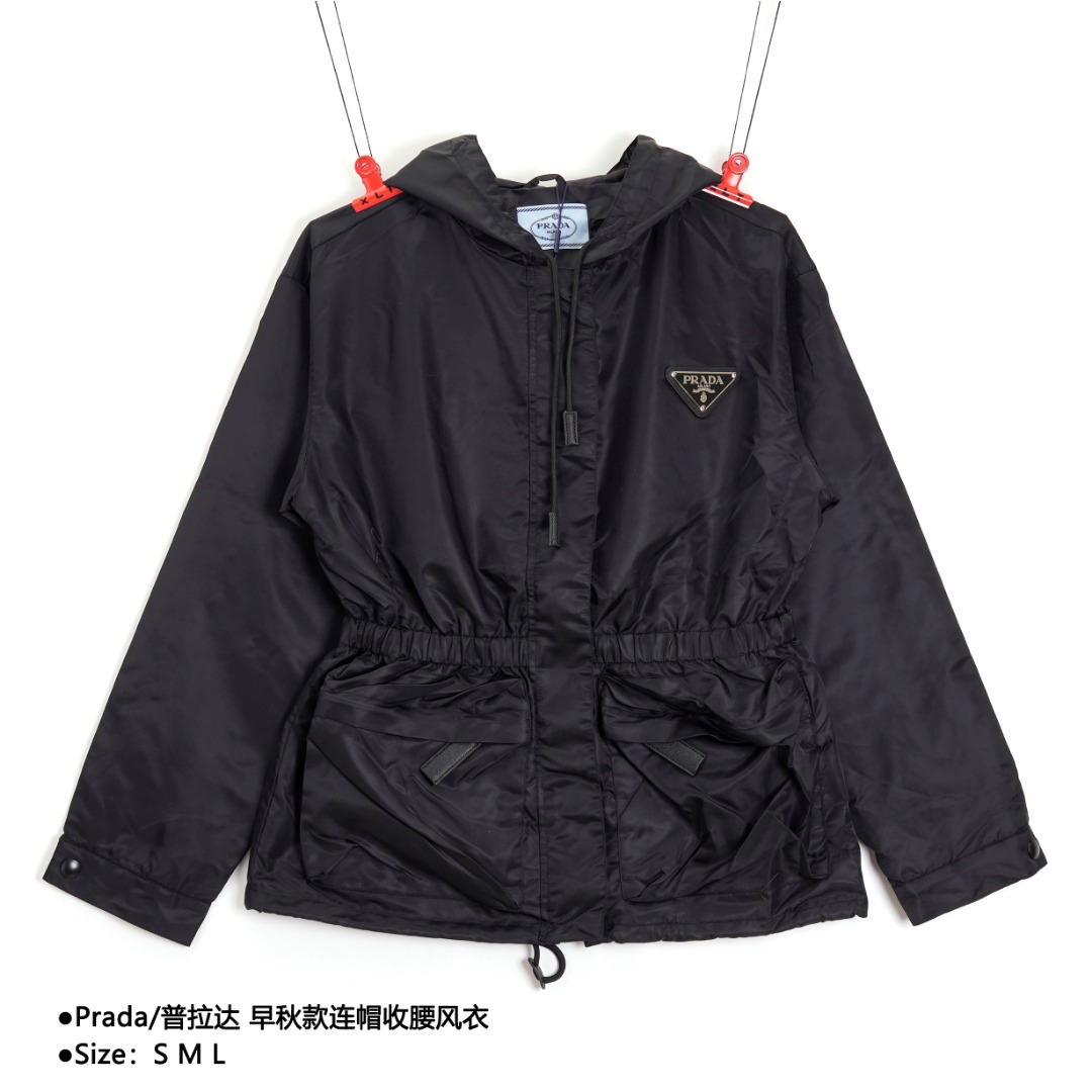 💰370
Prada/普拉达 早秋款连帽收腰风衣
Size：S M L

超酷的风衣，纯黑色底色，搭配当下最流行的倒三角logo设计！
再极简设计也无法忽视它的高级炫酷美！
质感极好 不是市面版本的廉价感！
⚠️外层客供进口尼龙面料
手感爽滑舒适，挺阔有型 防水 具有独特的记忆特性 面料的性能稳定性
腔调十足～
客供拉链 质感厚实，刻字清晰，很有亮点和设计点的设计非常精致，配合面料细腻，质感一流。
连帽收腰设计，穿着有型，面料易于打理，手感顺滑，具有良好的透气性和舒适性！与时尚兼顾的一款！！

款式编号：C-5605605638