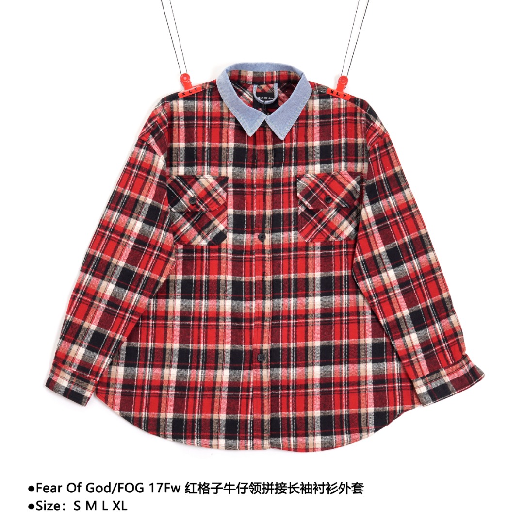 Fear Of God/FOG 17Fw 红格子牛仔领拼接长袖衬衫外套 面料选用了280G纯棉定织法兰绒格子布面料,面料由黑白黄红四色定染纱线定织,起订量非常大,难点为格子颜色大小色块,需定织定染周期长,版型放款这款整体还是保持一个阔版的版型,并且在下摆左右侧缝处做了开衩处理,而且前端后长圆弧下摆的版型更加适合作为一件外套来进行日常的搭配,而且这个红格子的选择无论男生还是女生搭配起来都非常好看,十分高级的颜色,衣领材质是和大身颜色采用了撞色的蓝色牛仔布面料作为衣领的选择,而且采用了特殊的亮黄色棉线作为车线来选择,撞色的处理十分吸睛,整件衣服在细节部分同样十分考究,整件衣服包括袖口一共十一颗纽扣纽扣部分均开模定做刻字阳光黑涂漆纽扣,每颗纽扣上均有Fear Of God字样的刻字处理,门襟按扣锁眼部分采用了左右双车线留边的特殊处理方式,背后肩膀位置则是做了一个面料的拼接,上方面料呈现45°倾斜拼接下方90°垂直面料,并且拼接部分做了一个圆弧车线的处理,辅料部分则是采用了第五季主线的全套辅料 黑色主唛领标,上方字体为白色印花,黑色府绸材质水洗成分标 款式编号:L-5605605622