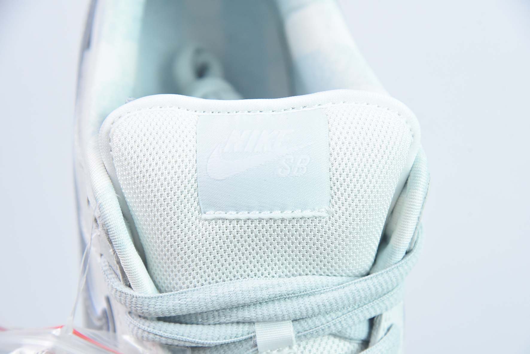 Nike SB Dunk Low "White Lobster" 白龙虾低帮运动鞋 货号：FD8876 100