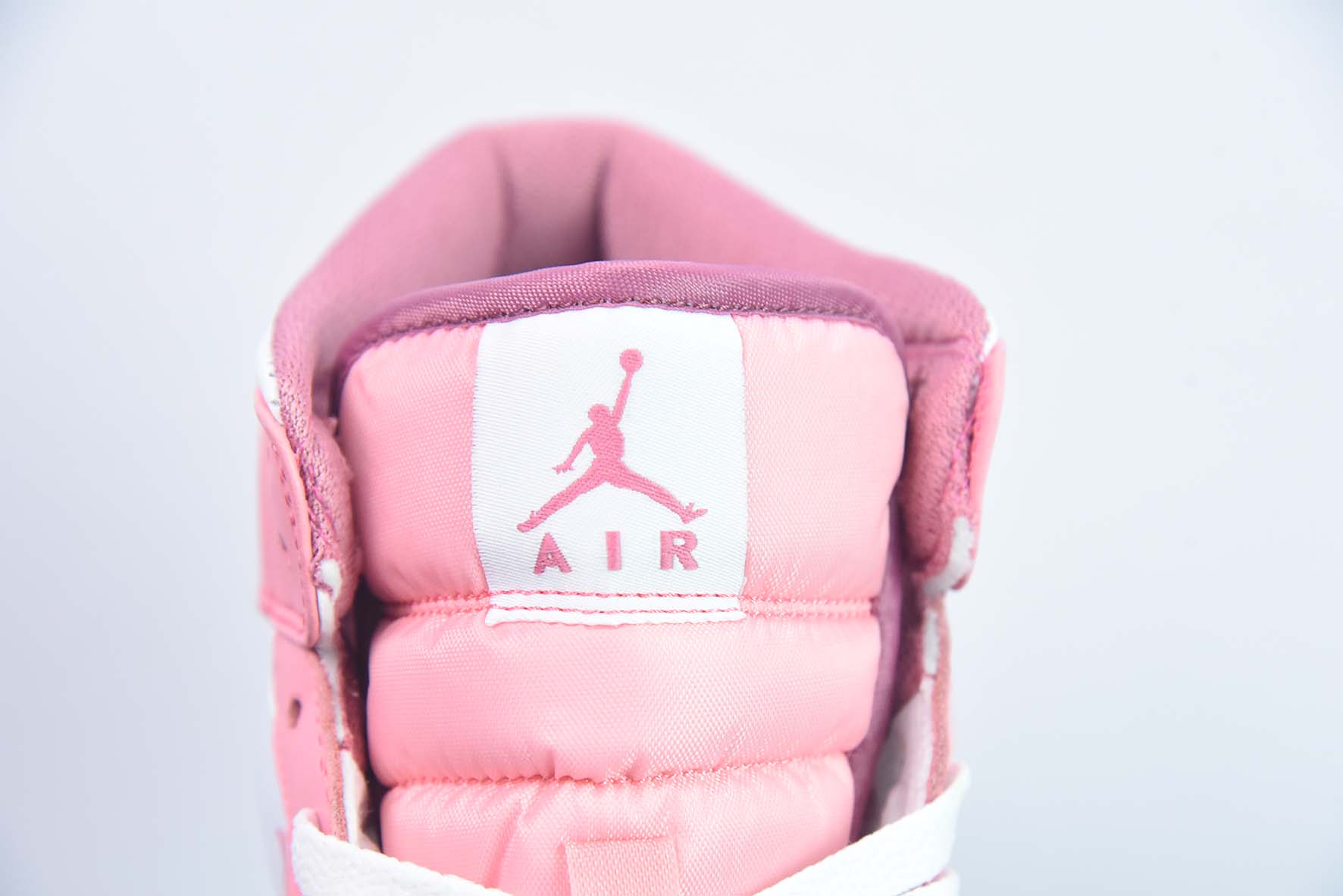 Air Jordan 1 Mid GS AJ1女款 粉白 中帮休闲篮球鞋 货号：DQ8423-616