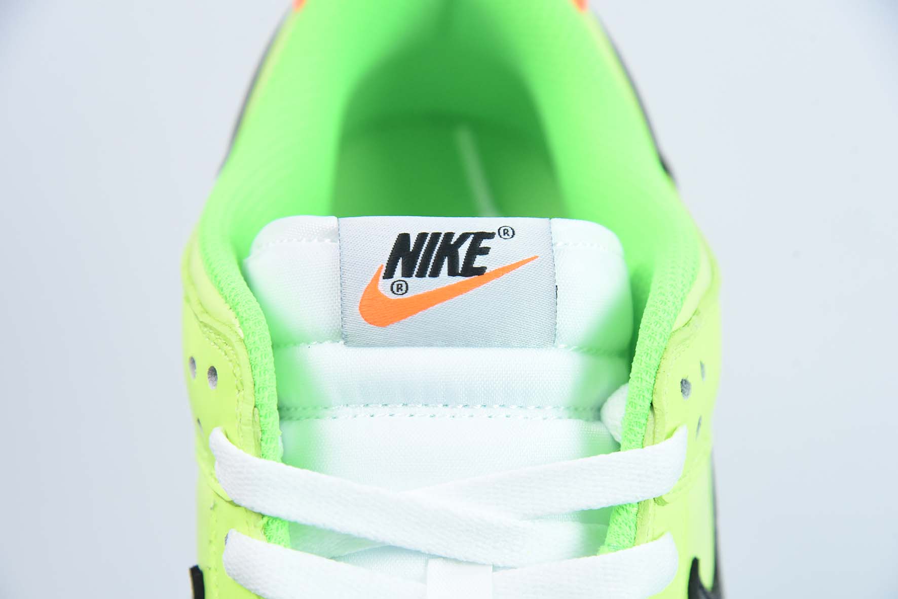 Nike Dunk Low “Glow in the Dark”荧光绿低帮运动鞋  货号：fj4610-702