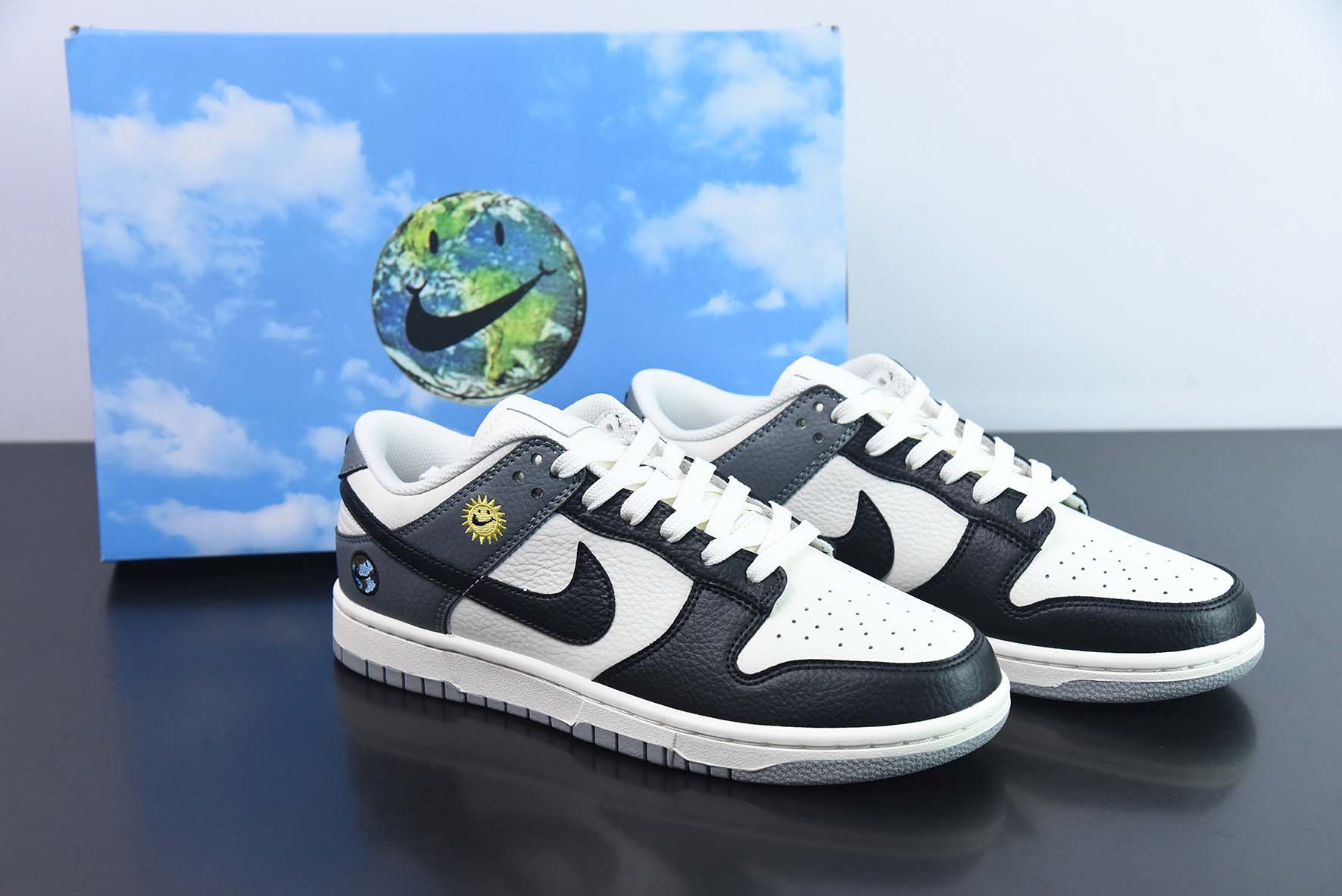 NK SB Dunk Low SB 地球 太阳 蓝天白云 低帮休闲板鞋 货号：BB1609-113