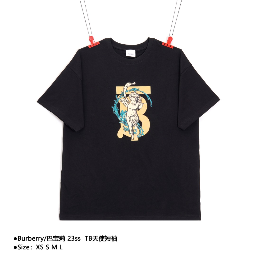 Burberry/巴宝莉 23ss TB天使短袖 夏季新款 数码直喷印花logo面料采用定织定染40支260g双纱面料,面料经过水洗预缩水,印花工艺为丝网印花,工艺是胶浆印花,细节还原高达100%,区别市场一种印花工艺,定制全新吊牌.从面料、辅料、工艺上远远区别市看图版本 ️ 款式编号:AZ-560560115